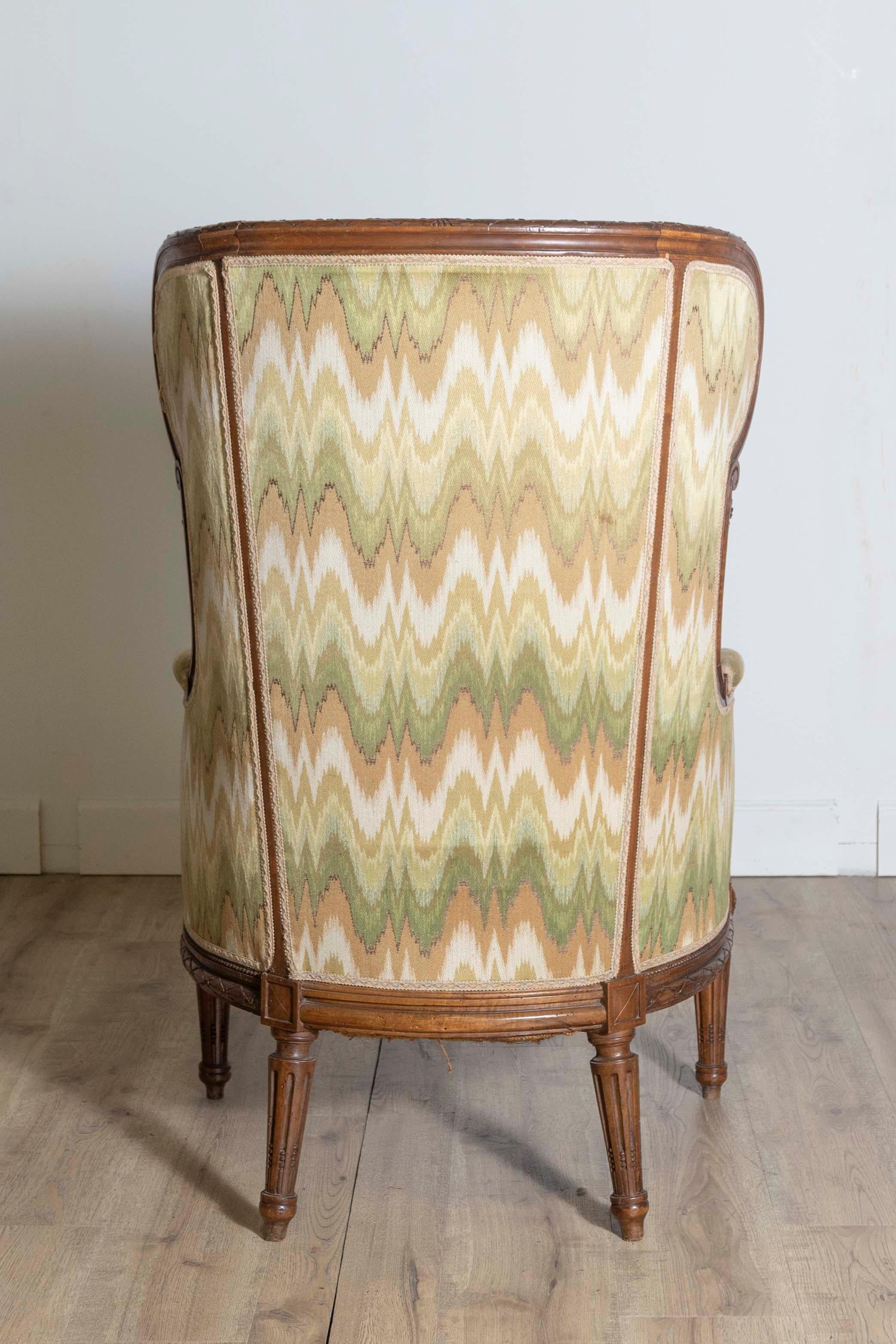Bergère à Oreilles en noyer de style Louis XVI des années 1870 avec décor sculpté en vente 2