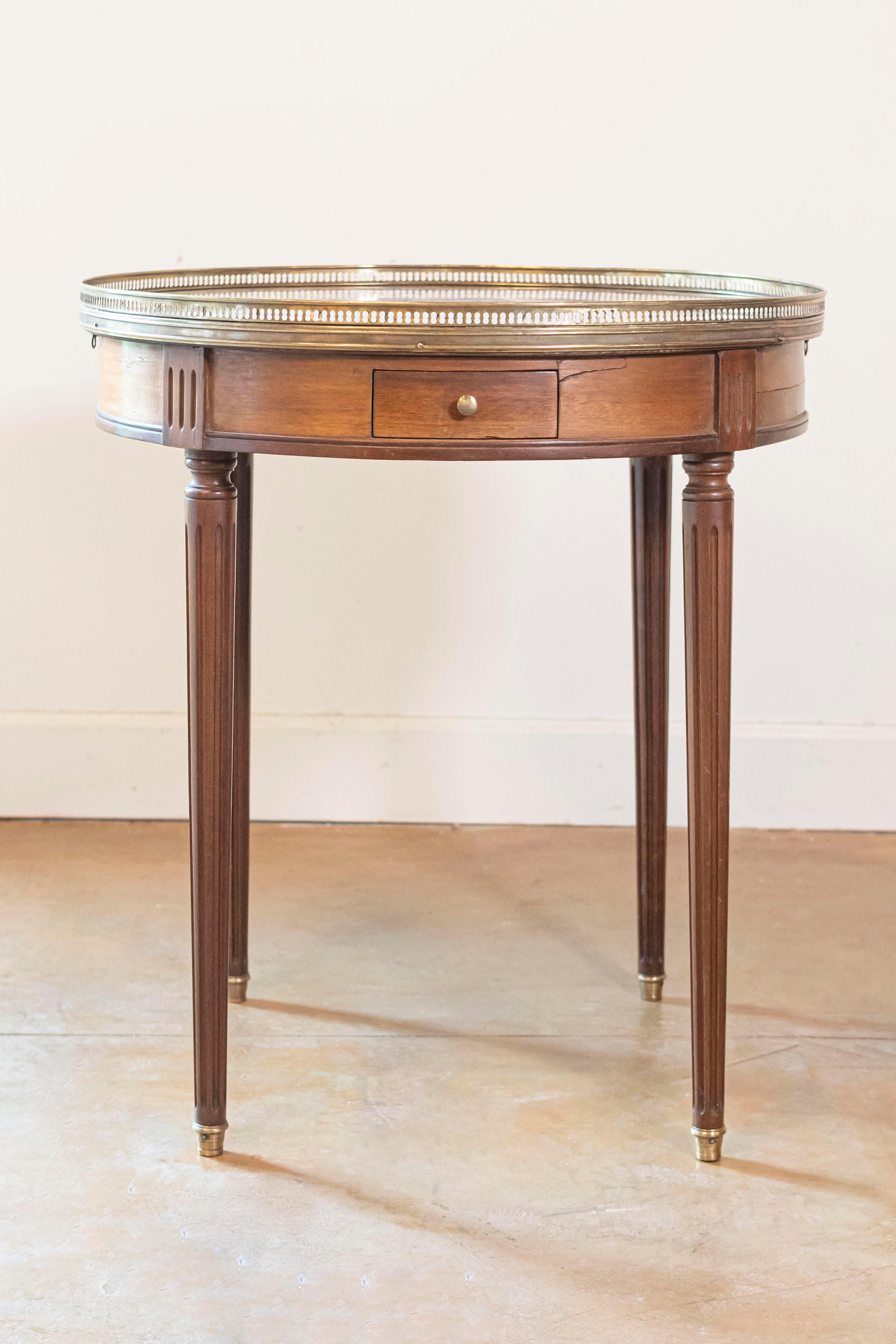 Mesa Bouillotte Francesa Estilo Luis XVI de 1890 con Tapa de Mármol y Galería de Latón Francés en venta