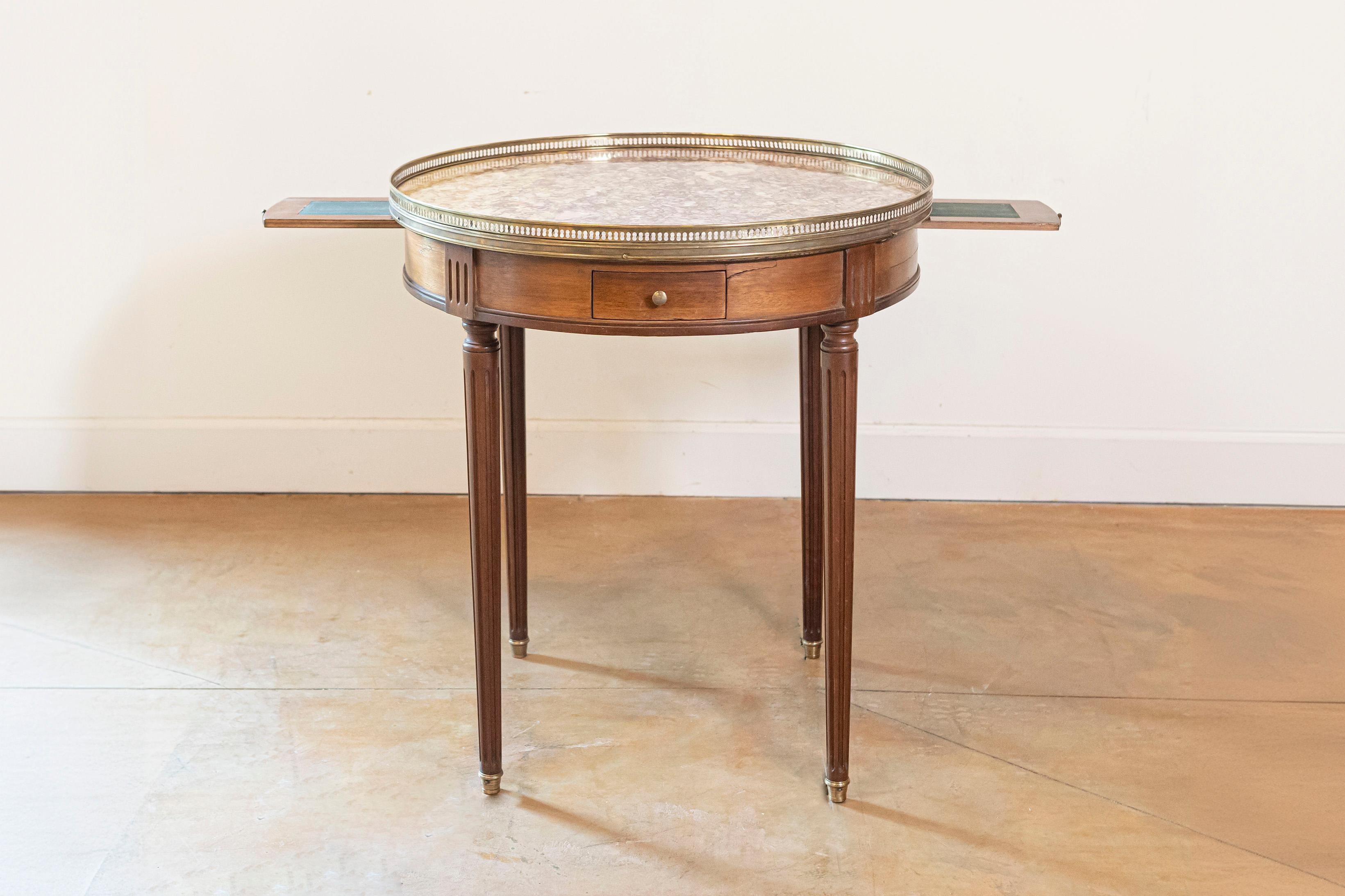 Mesa Bouillotte Francesa Estilo Luis XVI de 1890 con Tapa de Mármol y Galería de Latón en Bueno estado para la venta en Atlanta, GA