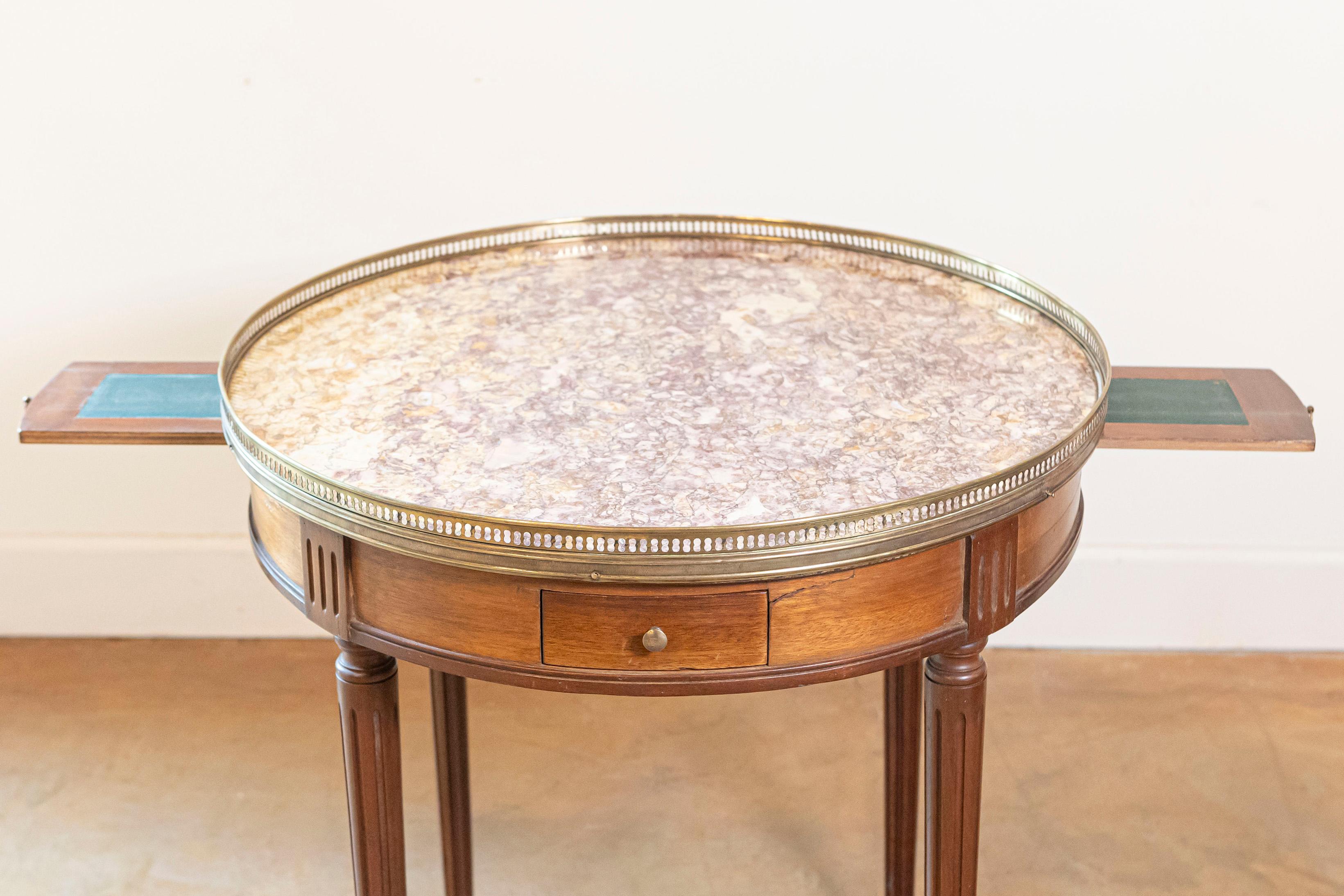 Mesa Bouillotte Francesa Estilo Luis XVI de 1890 con Tapa de Mármol y Galería de Latón siglo XIX en venta