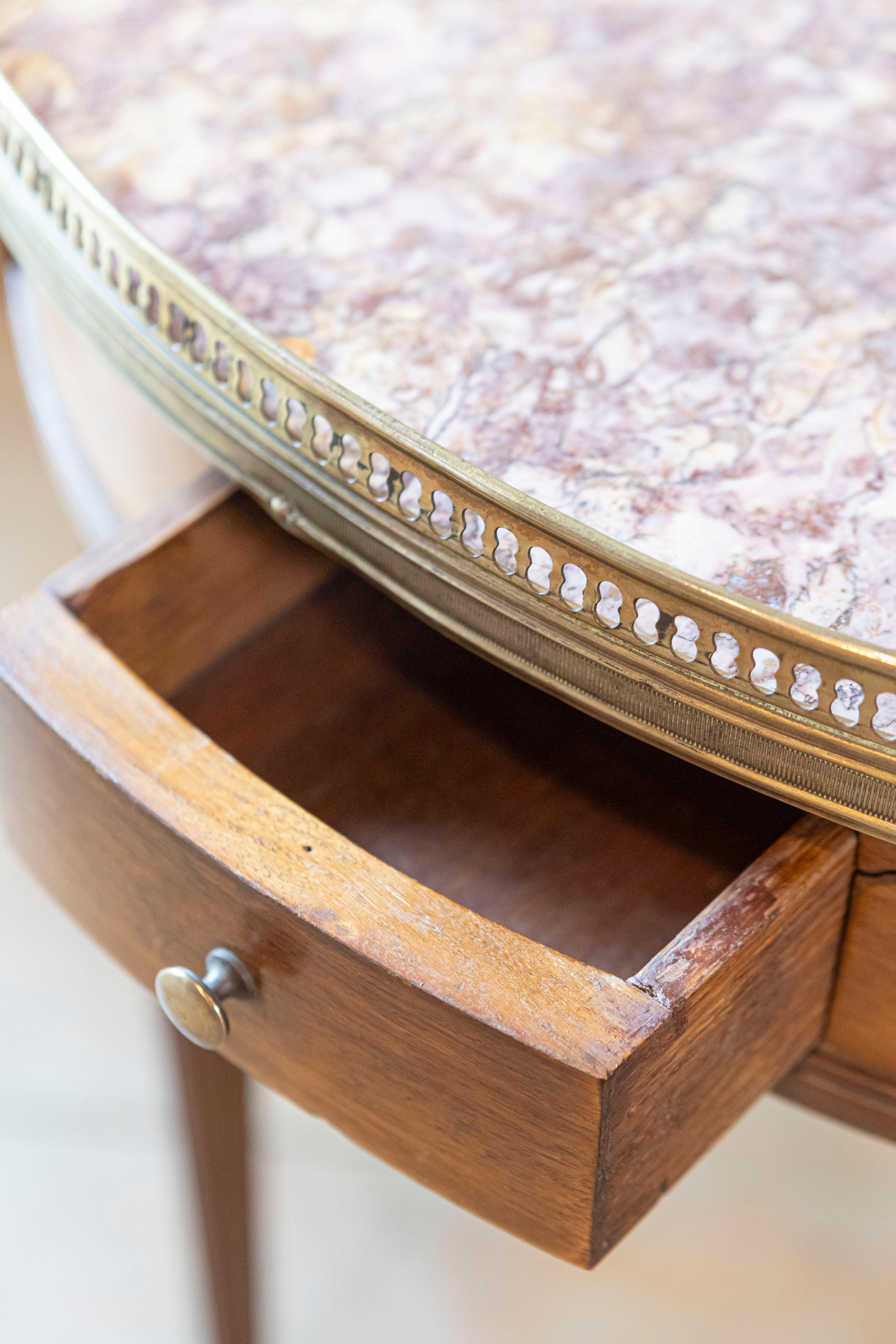 Mesa Bouillotte Francesa Estilo Luis XVI de 1890 con Tapa de Mármol y Galería de Latón en venta 1