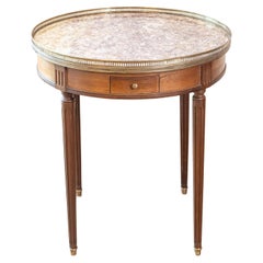 Mesa Bouillotte Francesa Estilo Luis XVI de 1890 con Tapa de Mármol y Galería de Latón