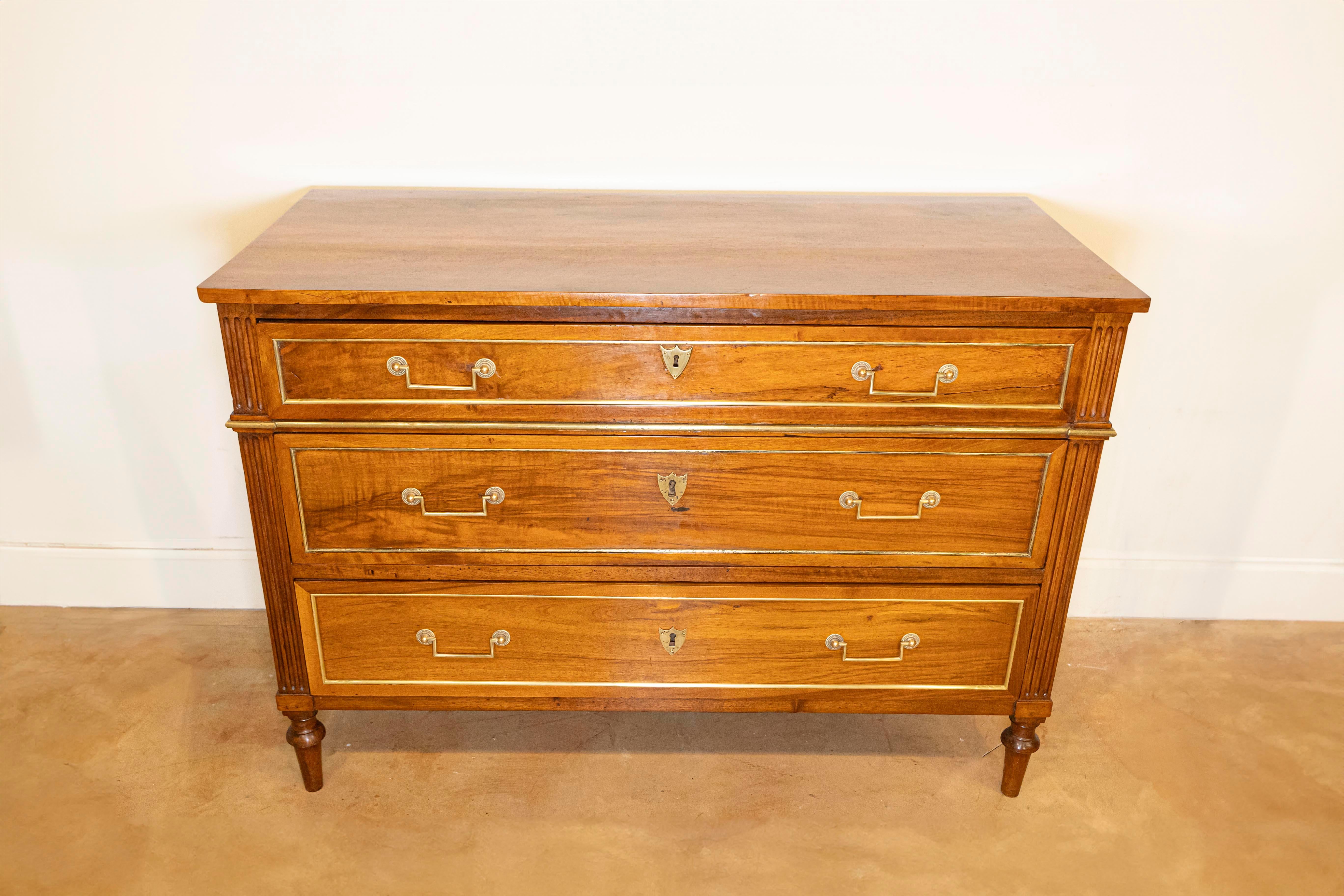 Francese Commode francese in stile Luigi XVI del 1890 con cassetti graduati e ferramenta in ottone in vendita