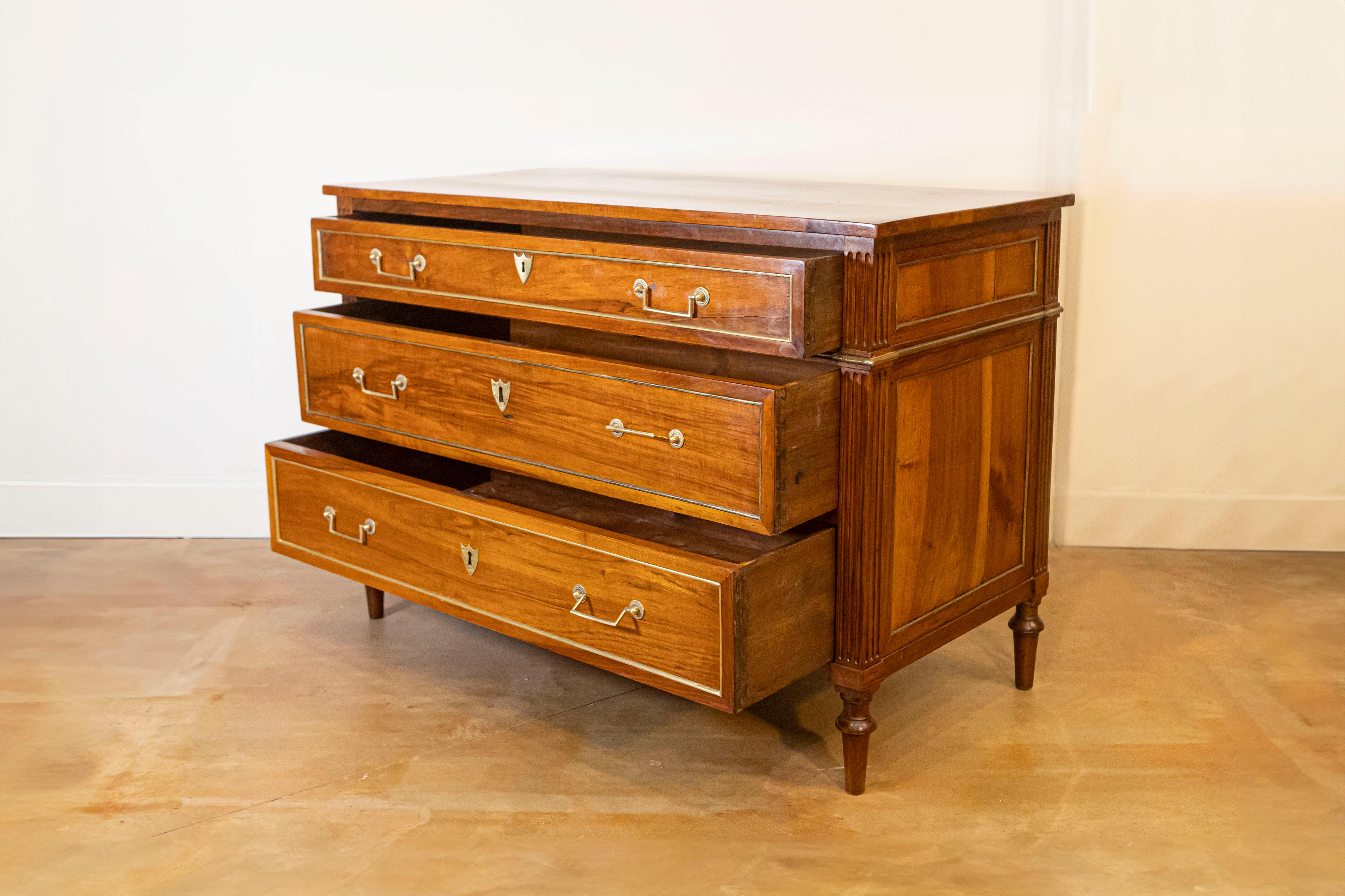 Commode francese in stile Luigi XVI del 1890 con cassetti graduati e ferramenta in ottone In condizioni buone in vendita a Atlanta, GA
