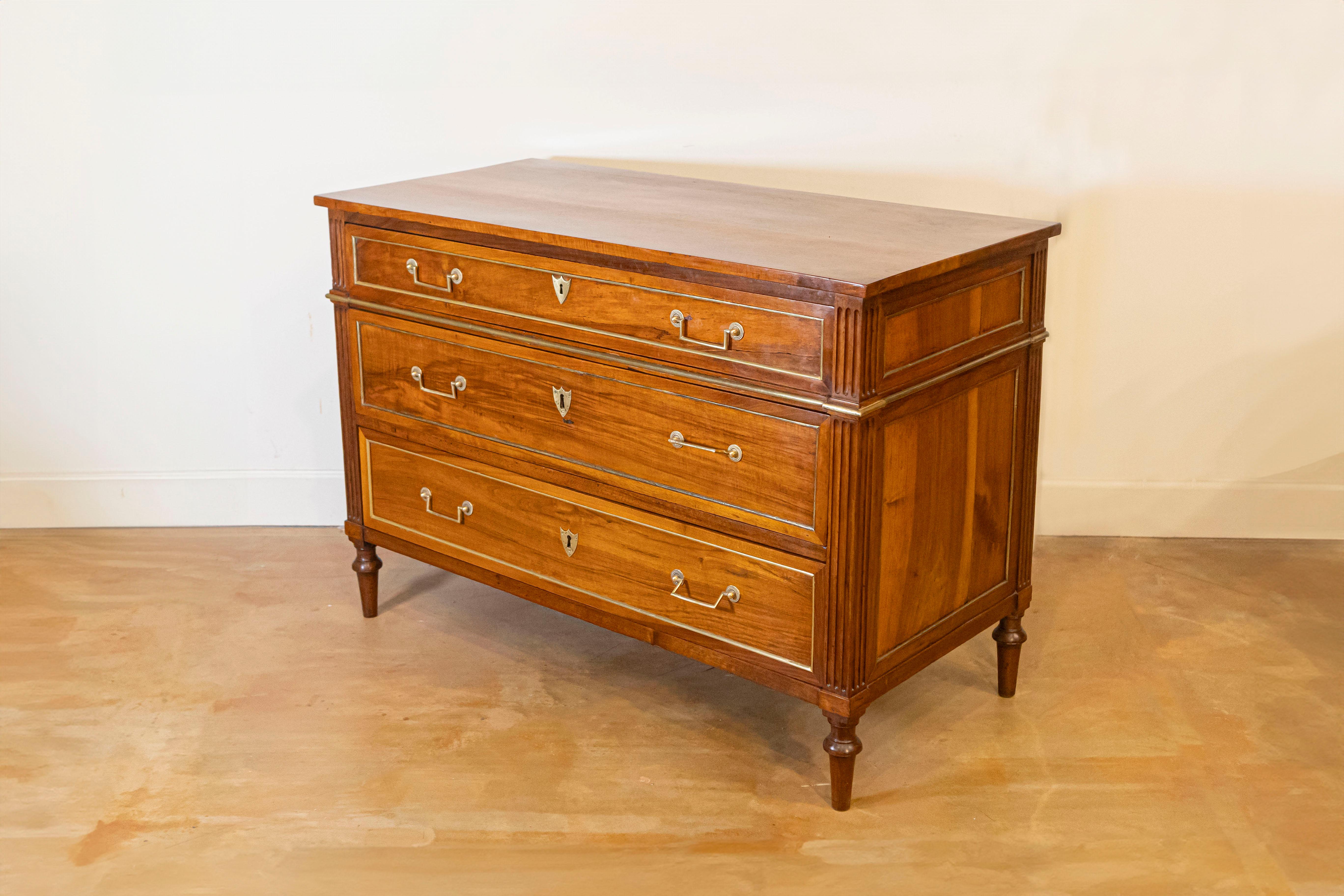 XIX secolo Commode francese in stile Luigi XVI del 1890 con cassetti graduati e ferramenta in ottone in vendita