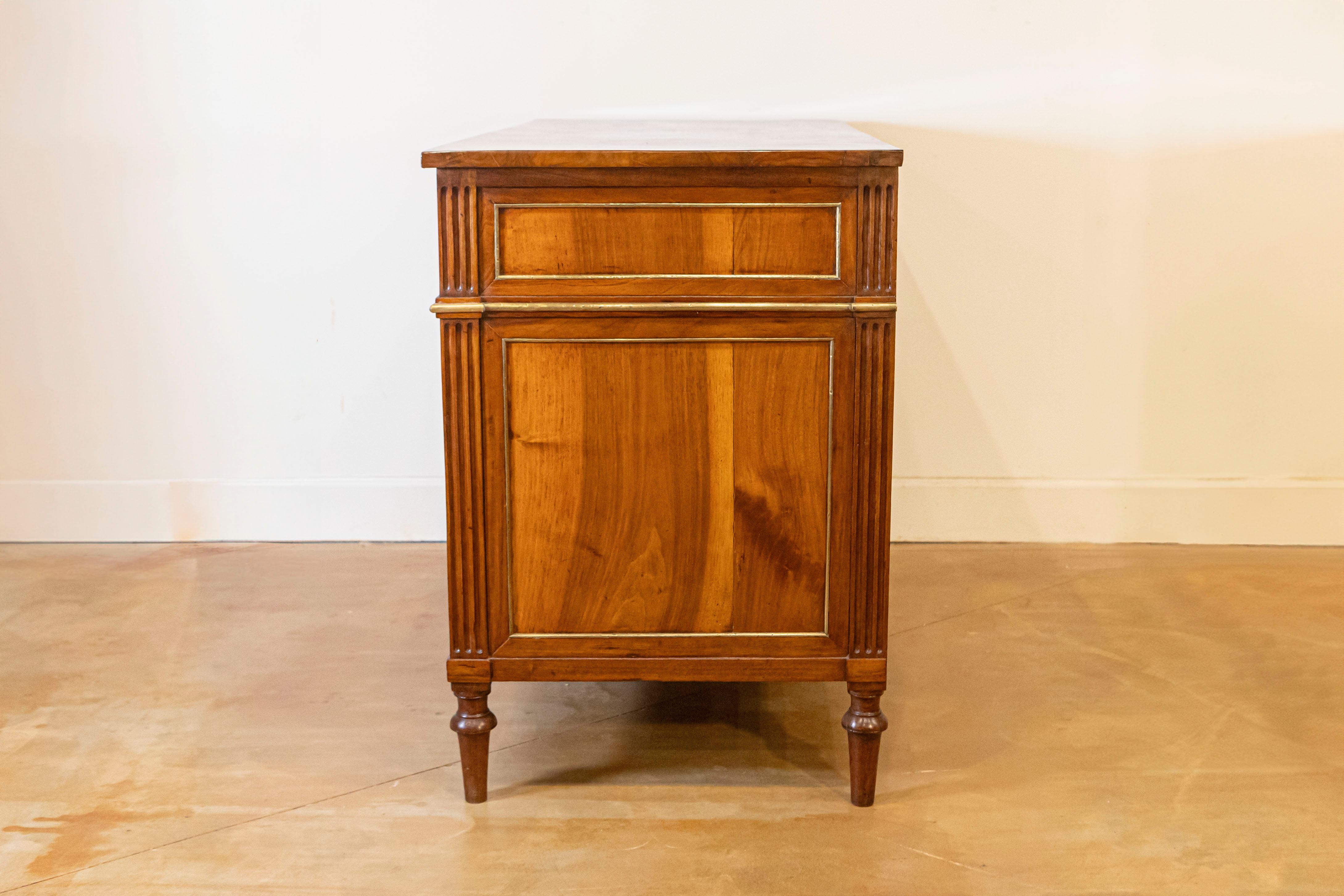 Ottone Commode francese in stile Luigi XVI del 1890 con cassetti graduati e ferramenta in ottone in vendita