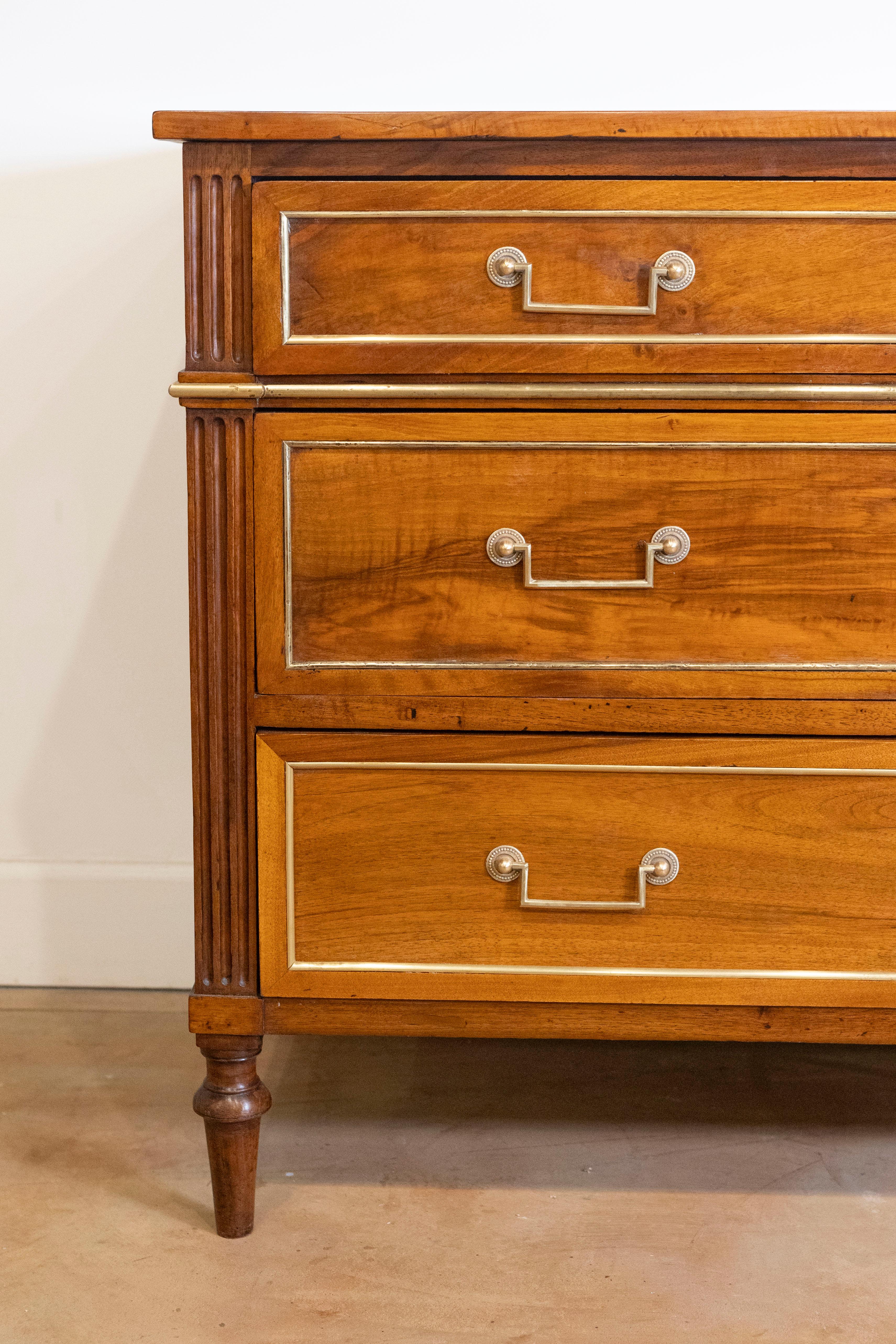 Commode francese in stile Luigi XVI del 1890 con cassetti graduati e ferramenta in ottone in vendita 2