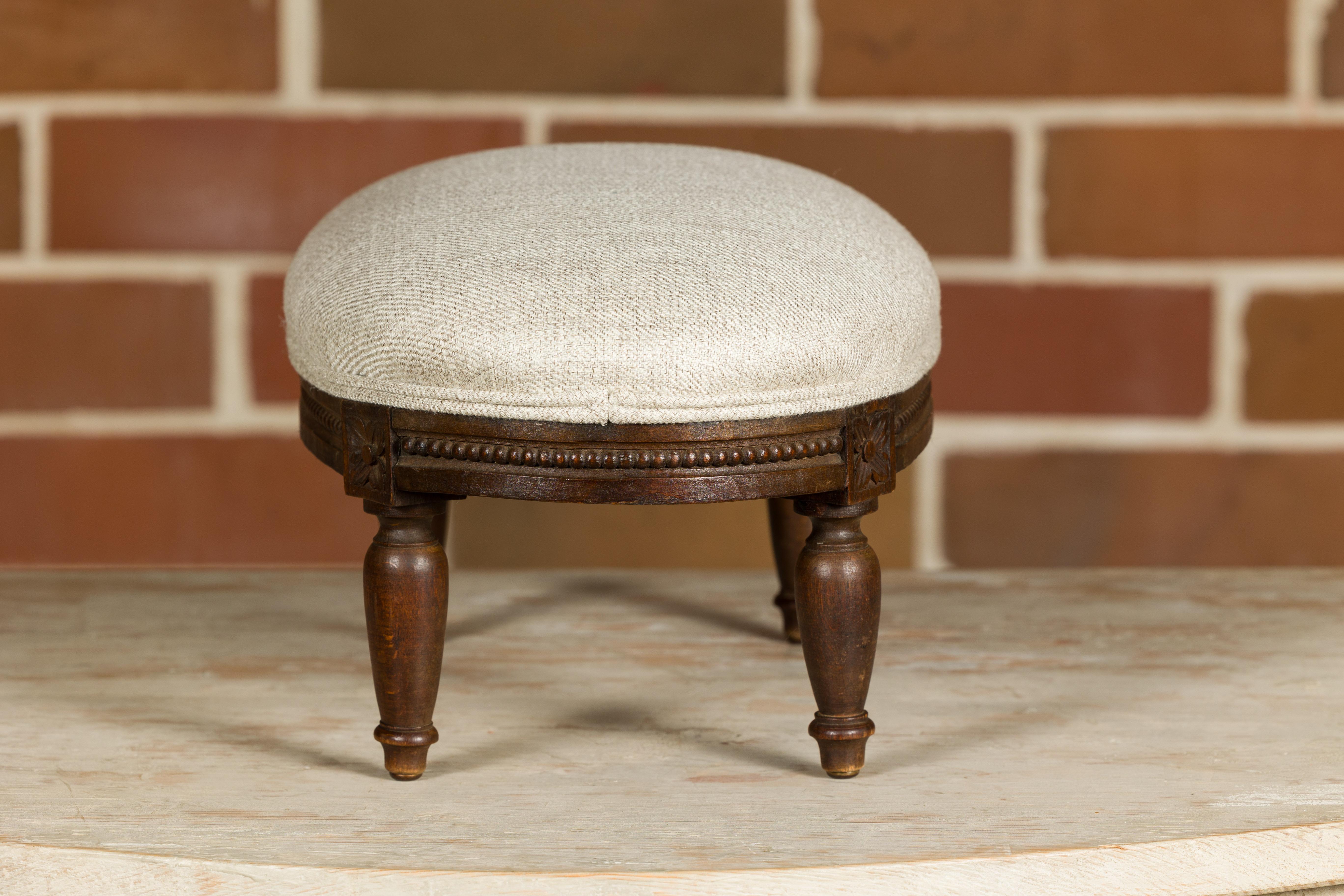 French Louis XVI Style 1900s Footstool with Carved Rosettes and Beads For Sale 1