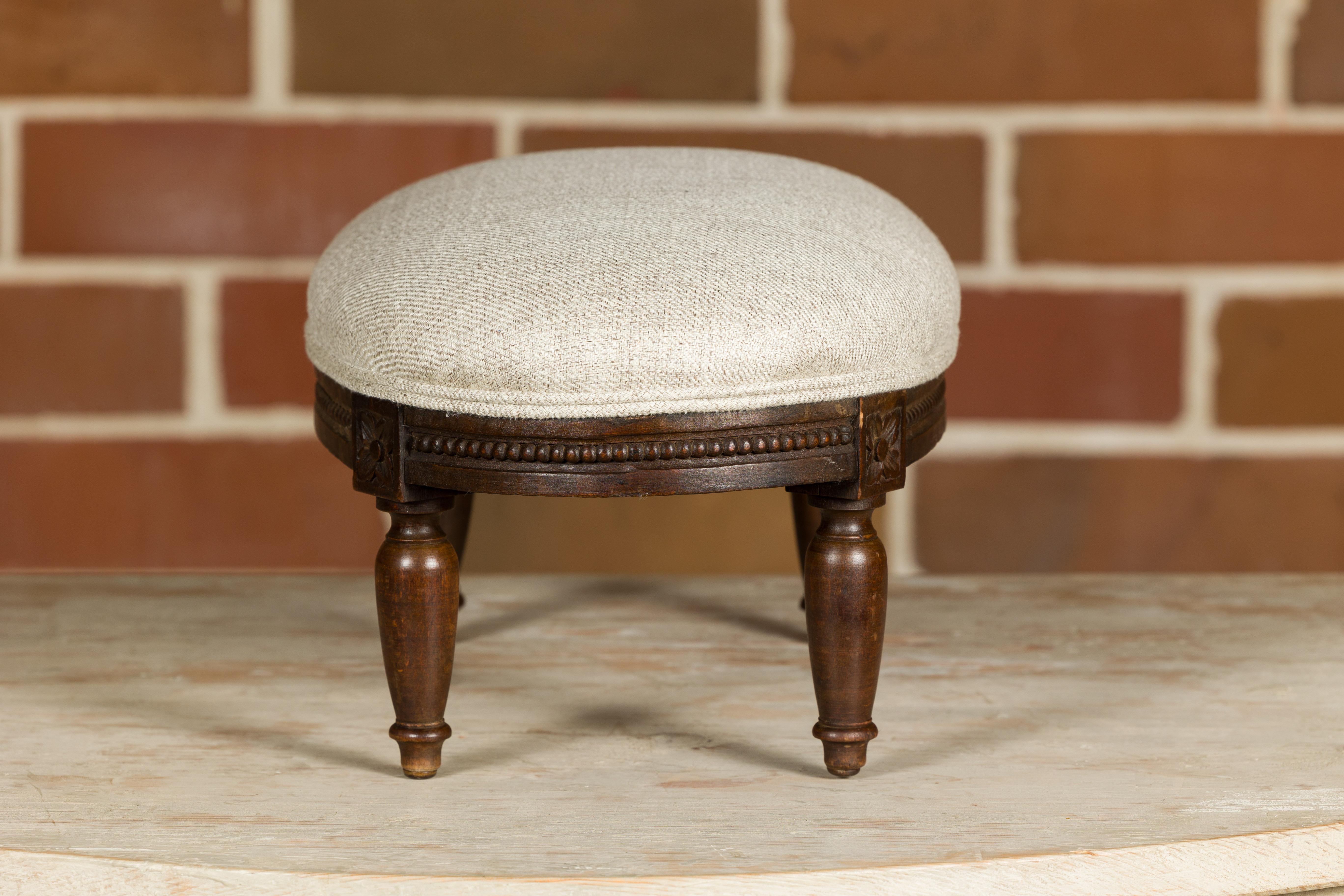 French Louis XVI Style 1900s Footstool with Carved Rosettes and Beads For Sale 3