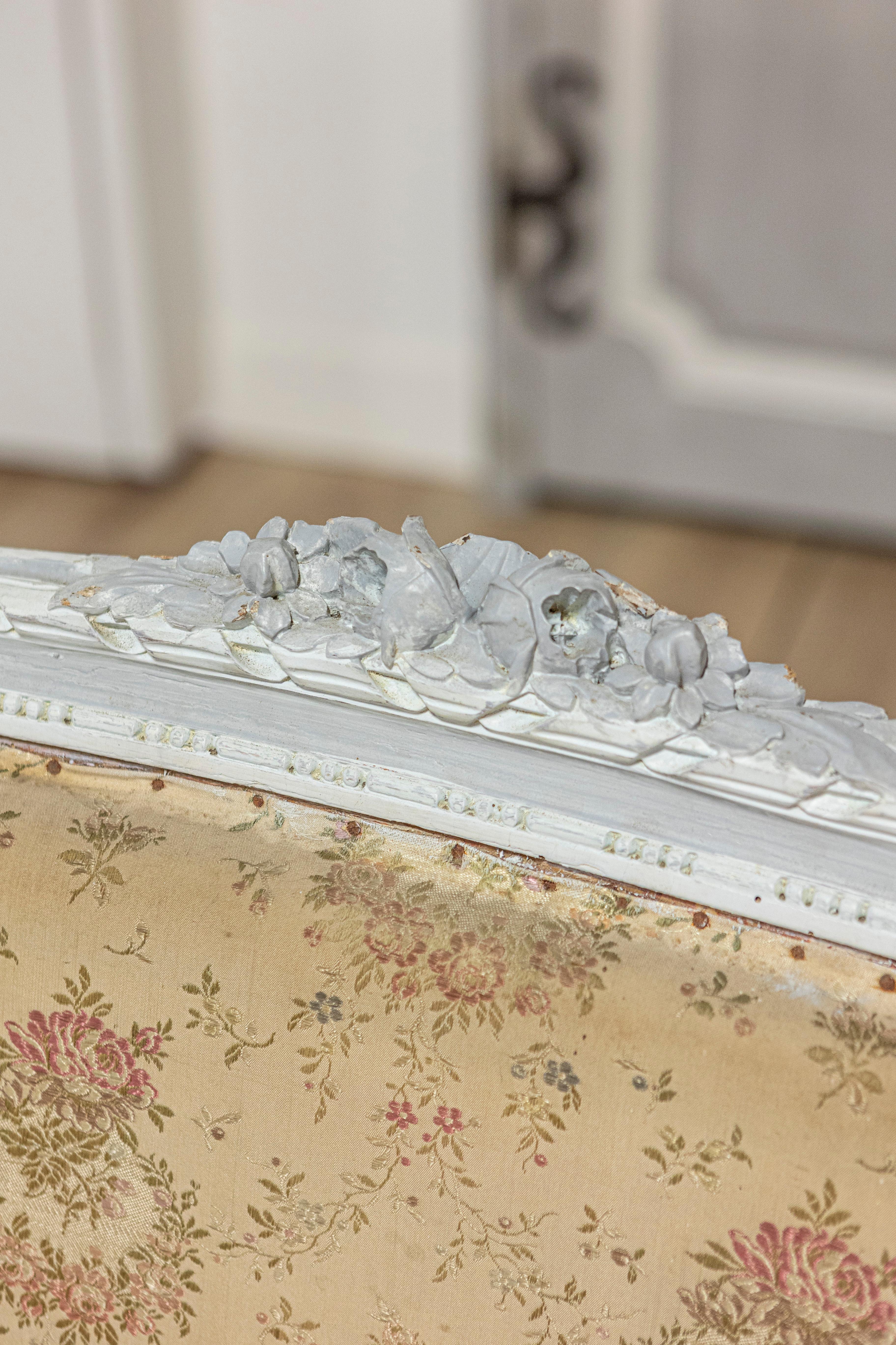 French Louis XVI Style 1900s Light Blue Canapé en Corbeille with Carved Motifs In Good Condition For Sale In Atlanta, GA
