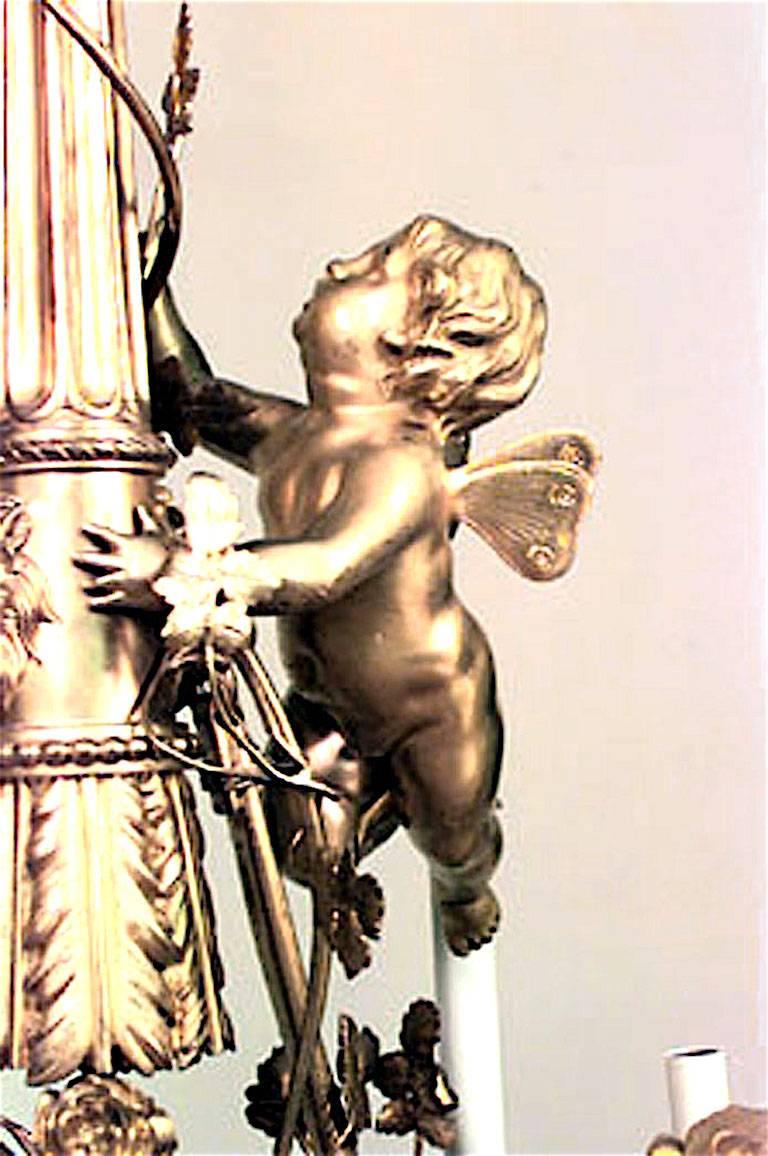 Français Lustre français de style Louis XVI en bronze doré représentant Cupidon et oiseaux en vente