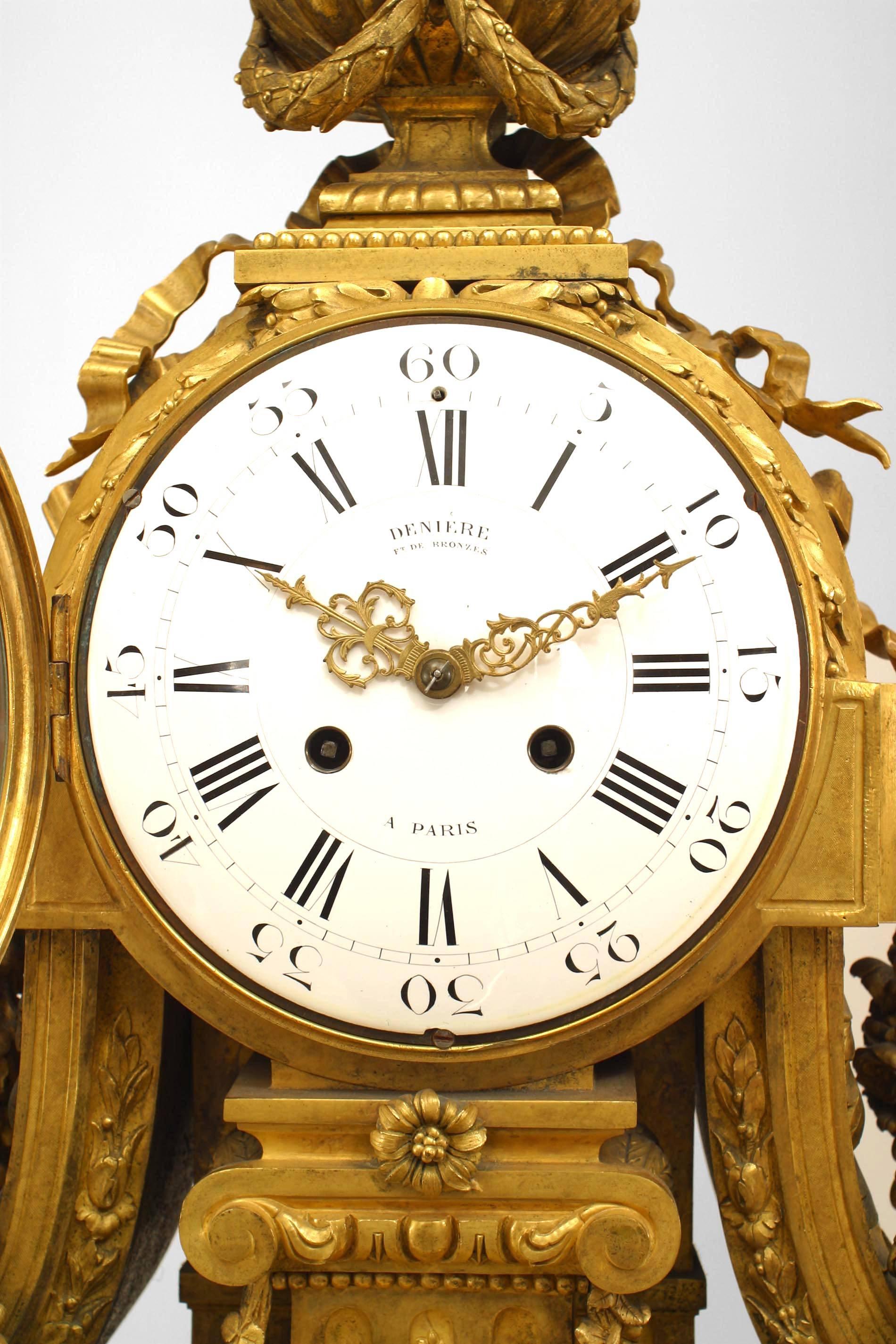 Français Pendule de cheminée française Louis XVI en bronze doré en vente