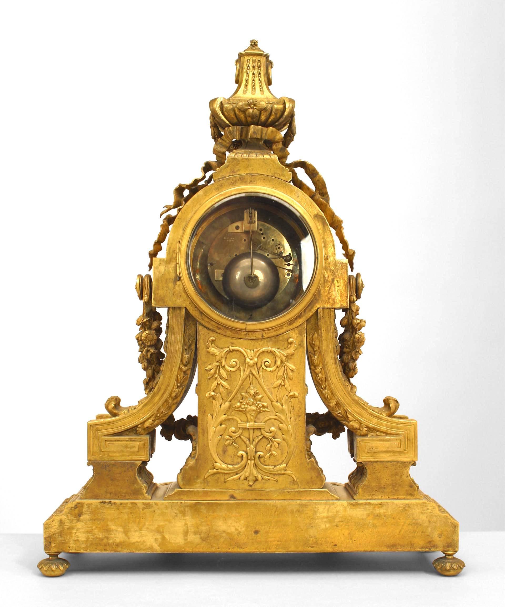 Pendule de cheminée française Louis XVI en bronze doré en vente 1