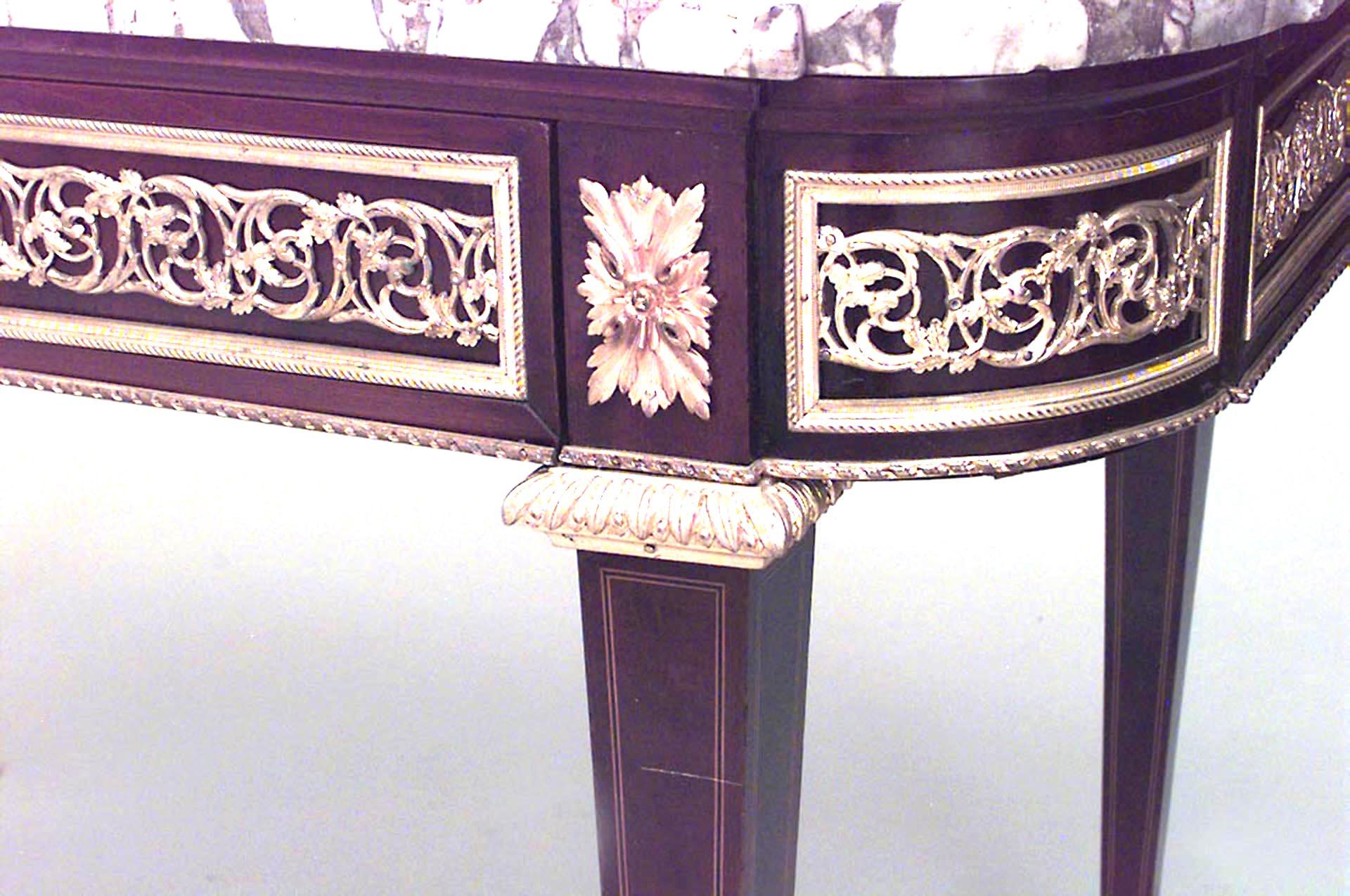 Table centrale à un tiroir en acajou et marqueterie de style Louis XVI (19ème siècle) avec tablier garni de bronze et plateau en marbre blanc.
