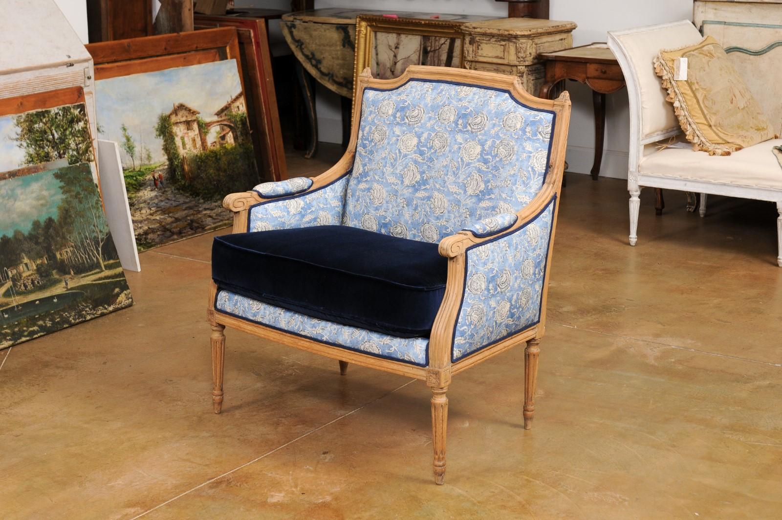 French Louis XVI Style 19th Century Bleached Walnut Marquise Bergère Chair For Sale 5