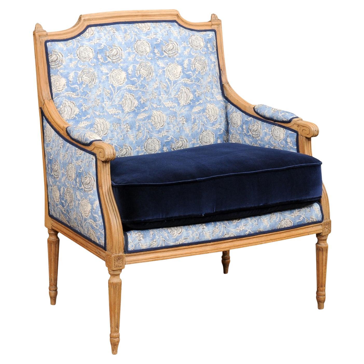 Chaise Marquise Bergère en noyer blanchi de style Louis XVI du 19ème siècle