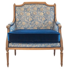 Chaise Marquise Bergère en noyer blanchi de style Louis XVI du 19ème siècle