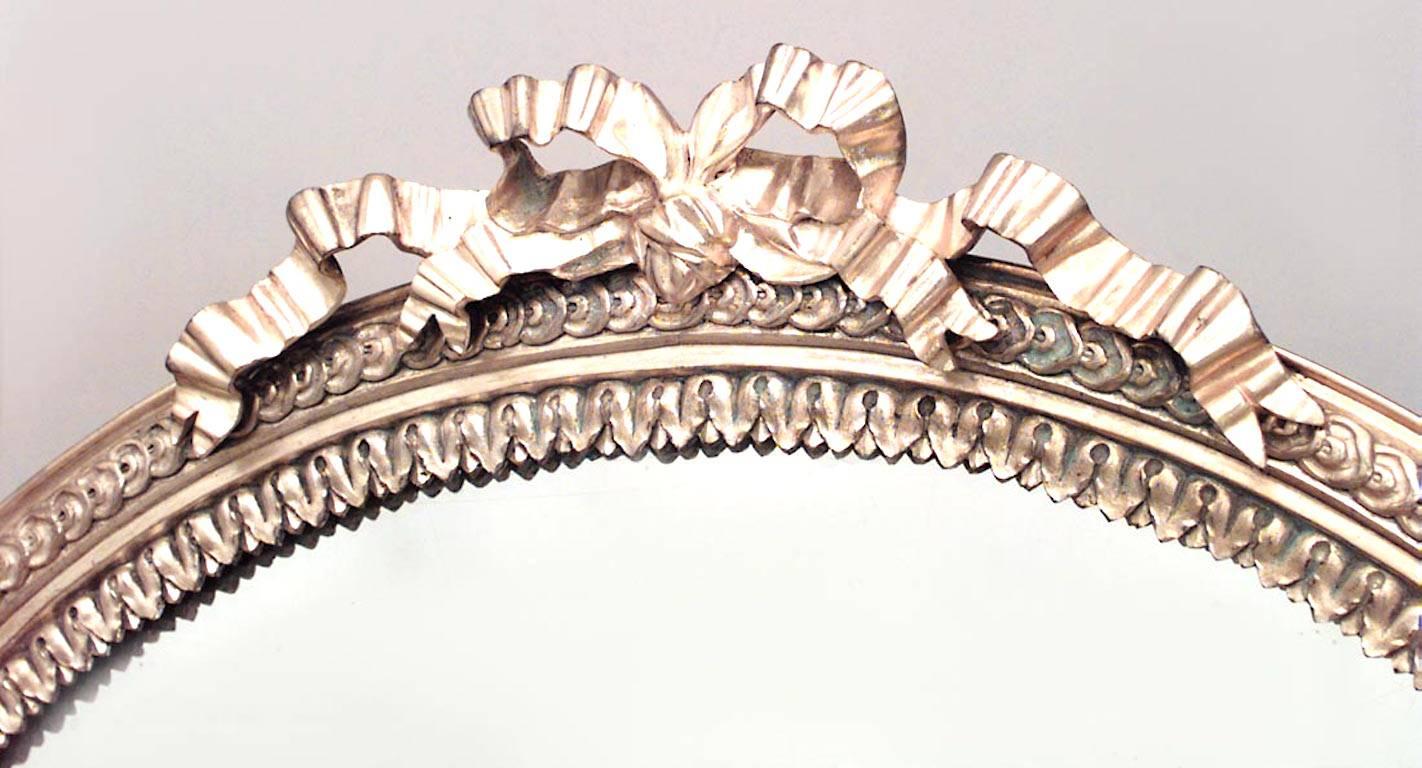 Miroir de coiffeuse de style Louis XVI (XIXe siècle) en bronze doré avec des figures de Bacchus et Bacchante.
    