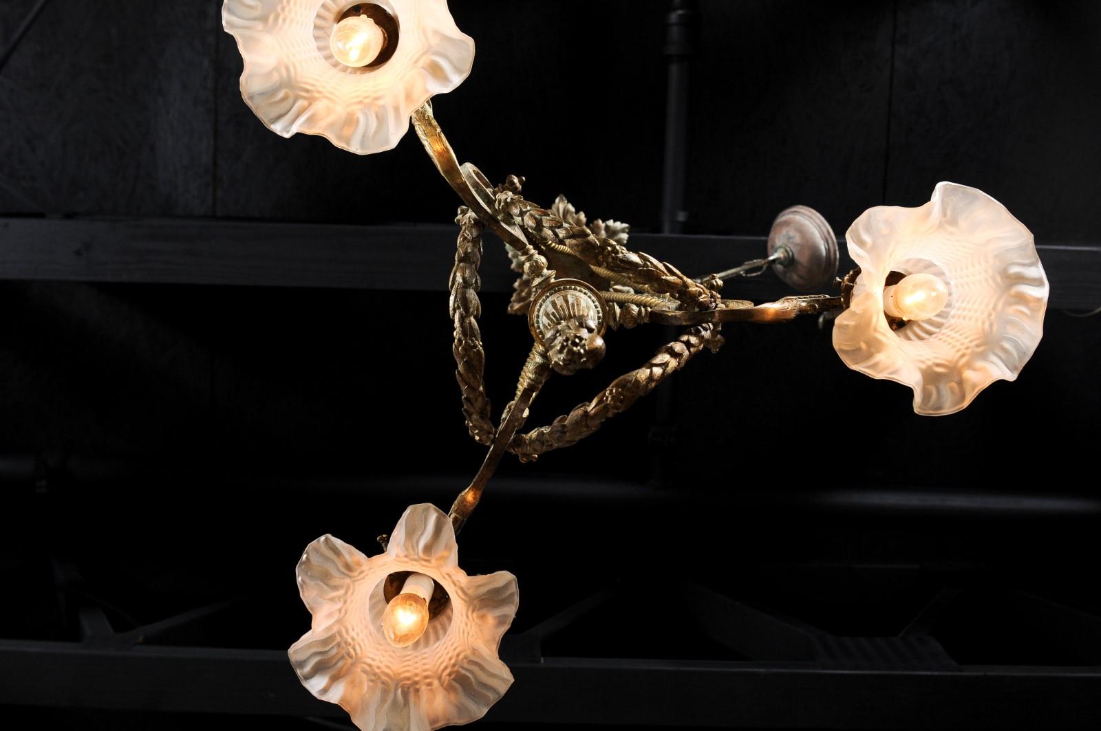 Lustre à trois lumières en bronze de style Louis XVI du XIXe siècle avec torche en vente 5