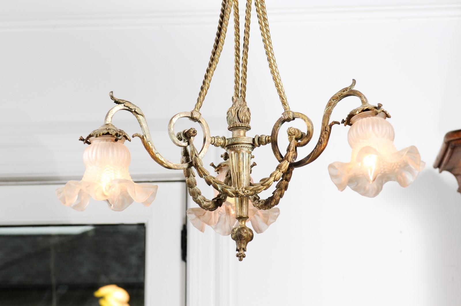 Français Lustre à trois lumières en bronze de style Louis XVI du XIXe siècle avec torche en vente