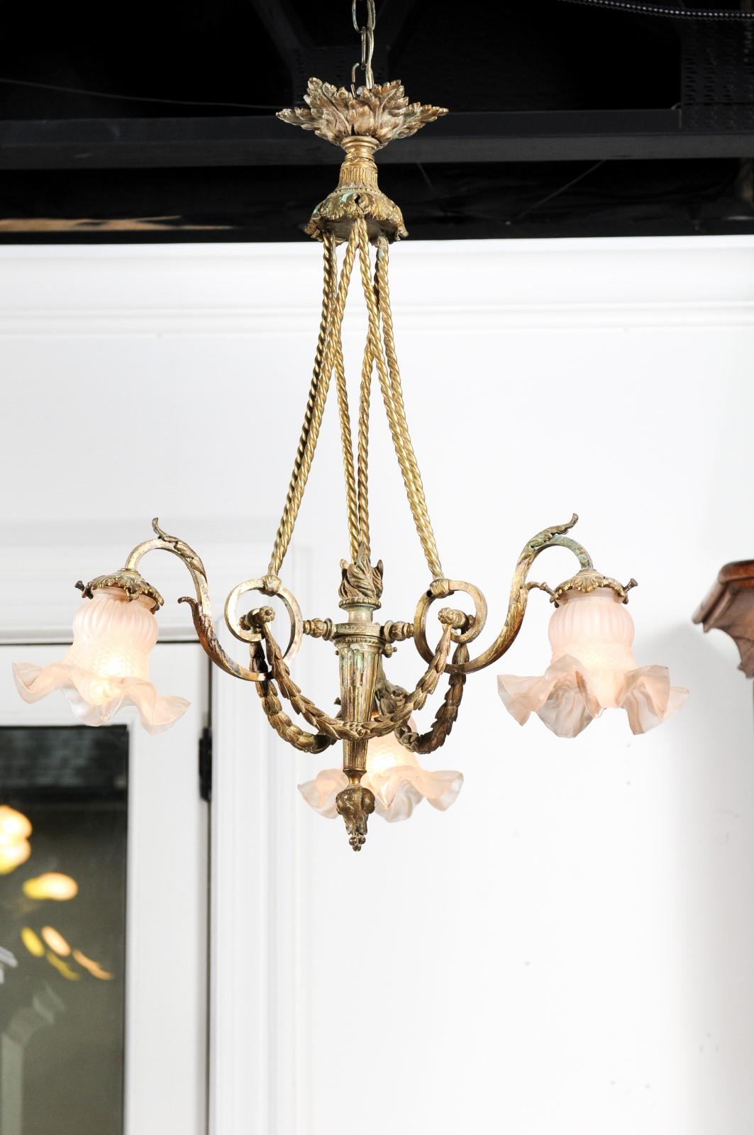 Lustre à trois lumières en bronze de style Louis XVI du XIXe siècle avec torche en vente 2
