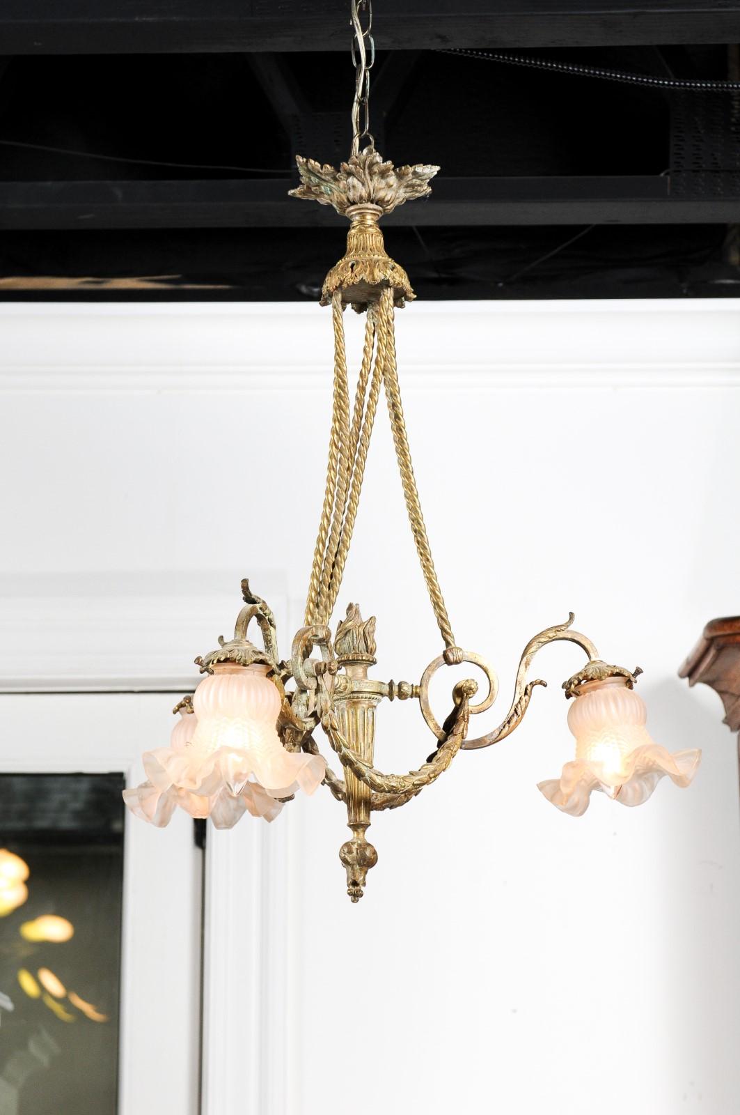 Lustre à trois lumières en bronze de style Louis XVI du XIXe siècle avec torche en vente 3