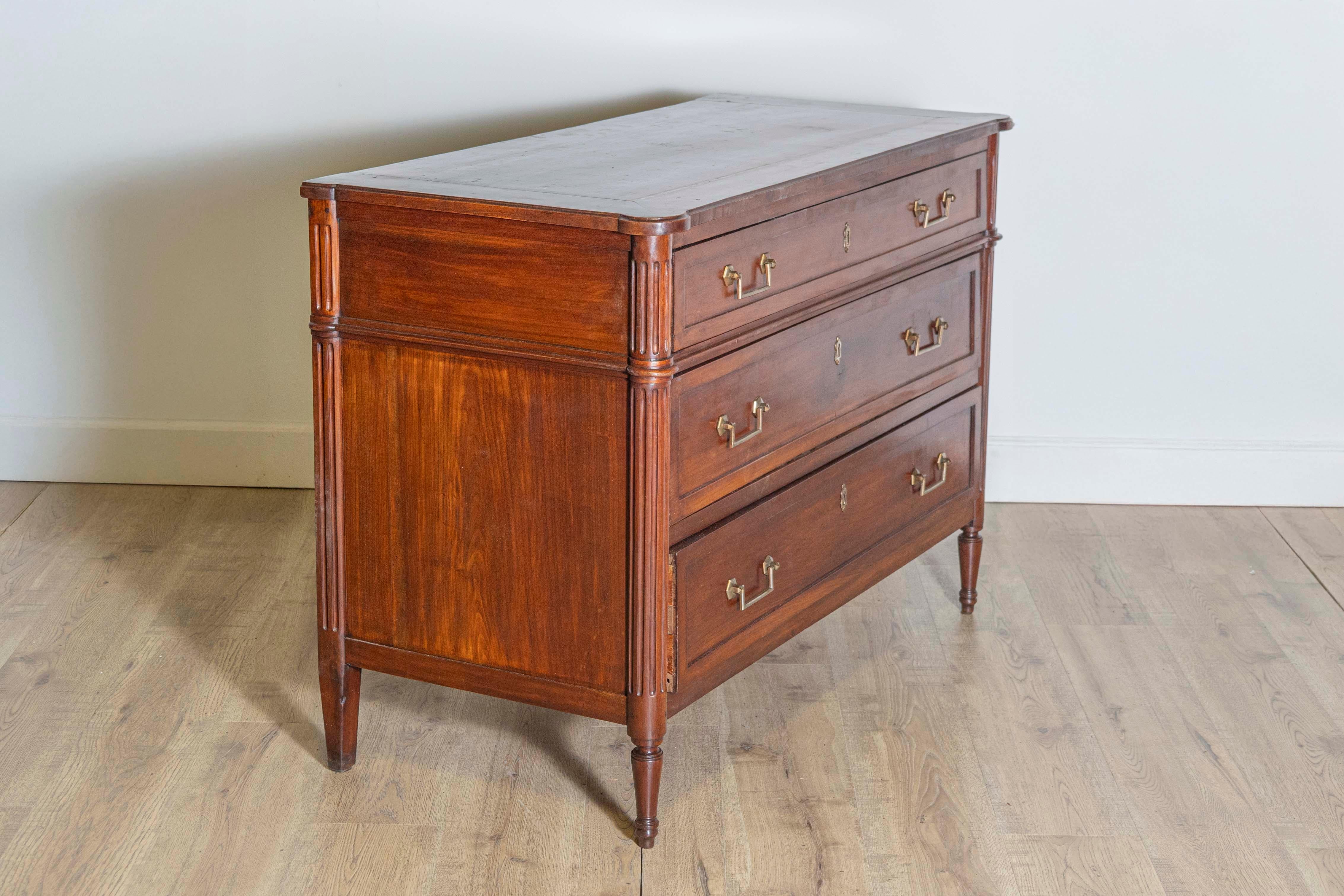 Francese Commode francese a tre cassetti in ciliegio del XIX secolo in stile Luigi XVI con scanalatura in vendita