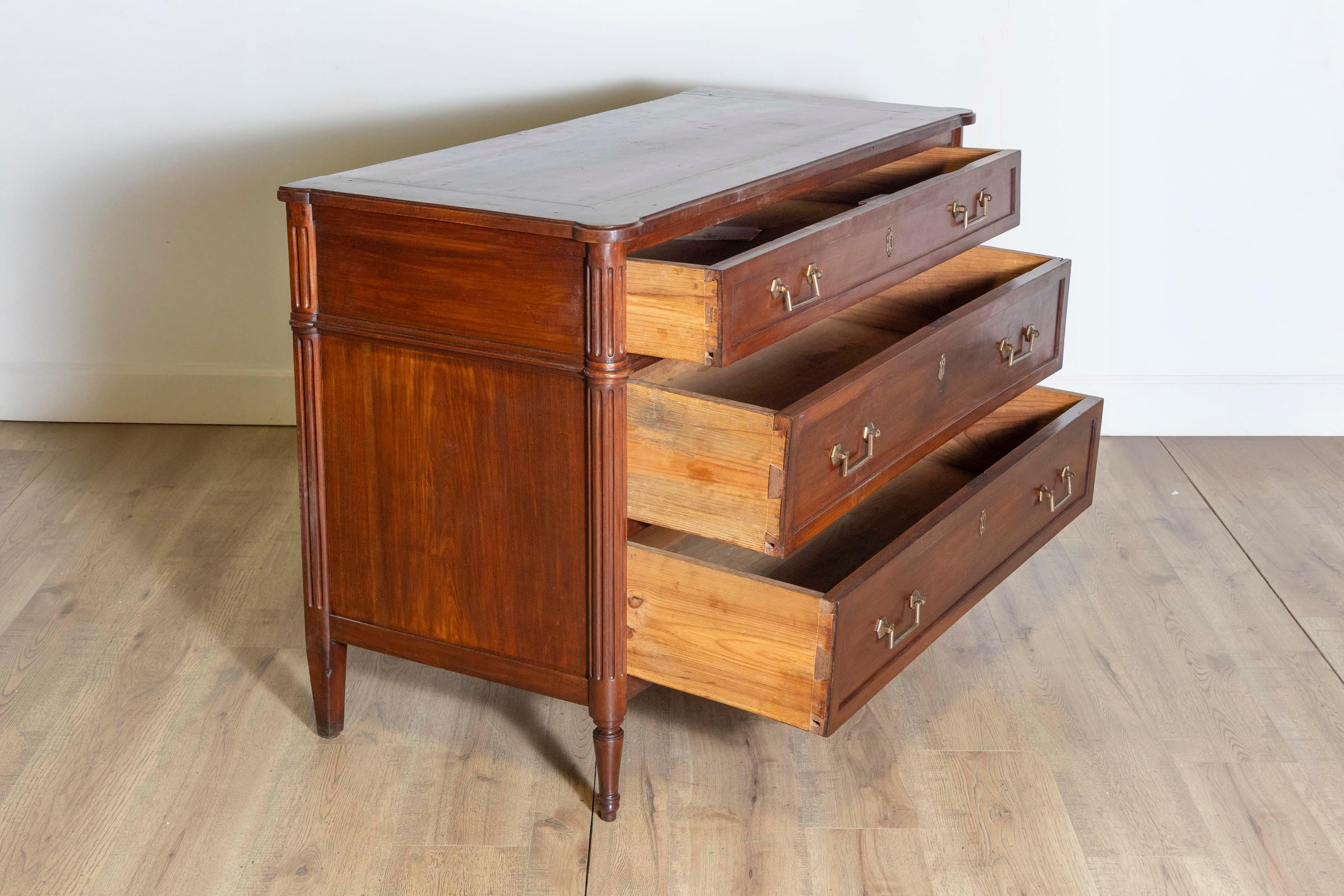 Intagliato Commode francese a tre cassetti in ciliegio del XIX secolo in stile Luigi XVI con scanalatura in vendita