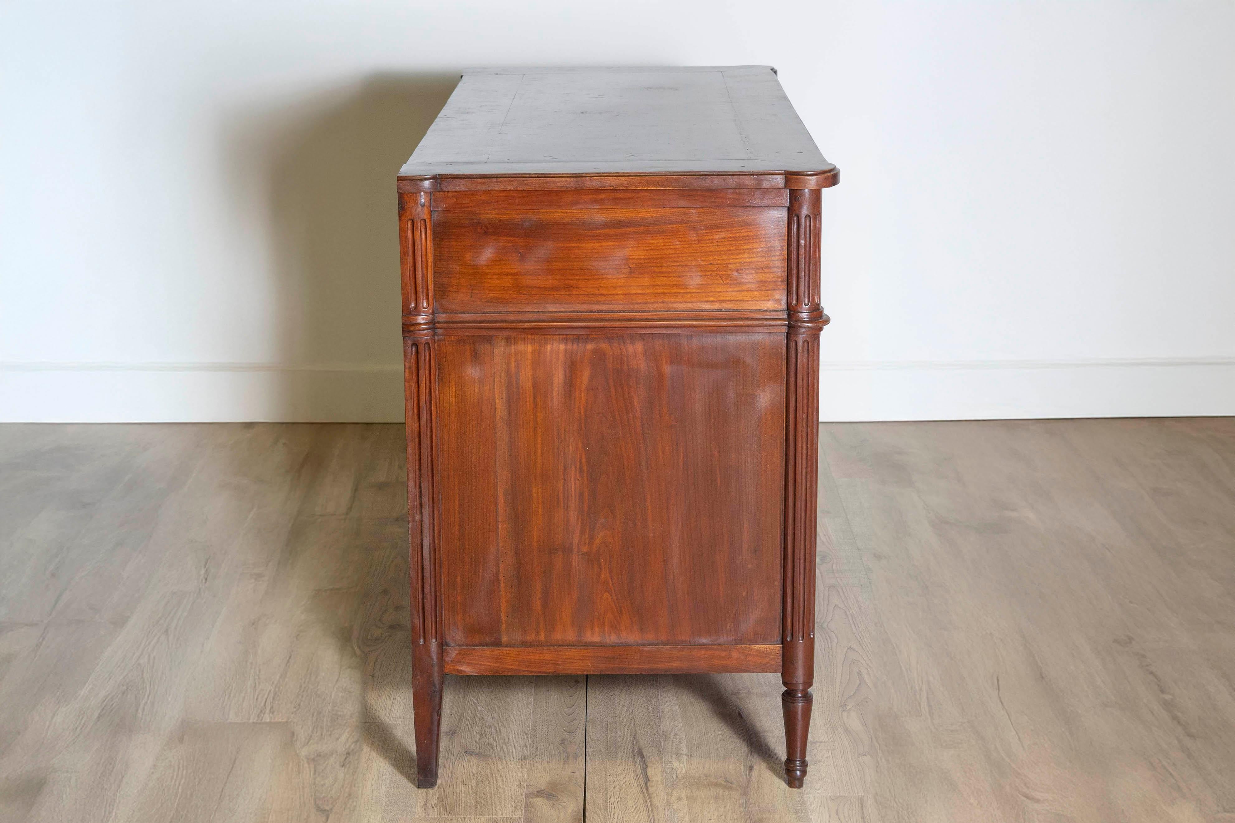 Commode francese a tre cassetti in ciliegio del XIX secolo in stile Luigi XVI con scanalatura In condizioni buone in vendita a Atlanta, GA