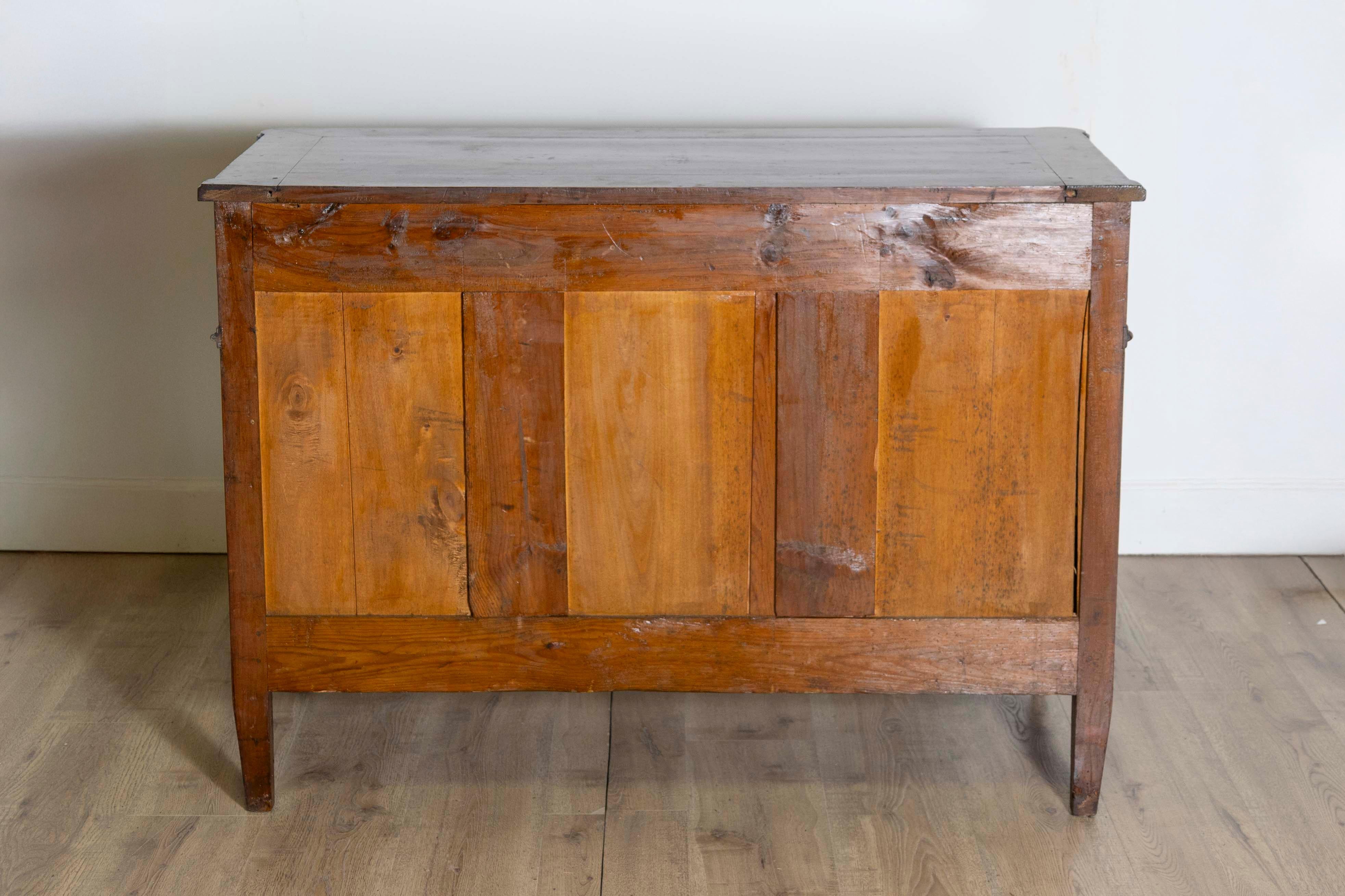 Ottone Commode francese a tre cassetti in ciliegio del XIX secolo in stile Luigi XVI con scanalatura in vendita