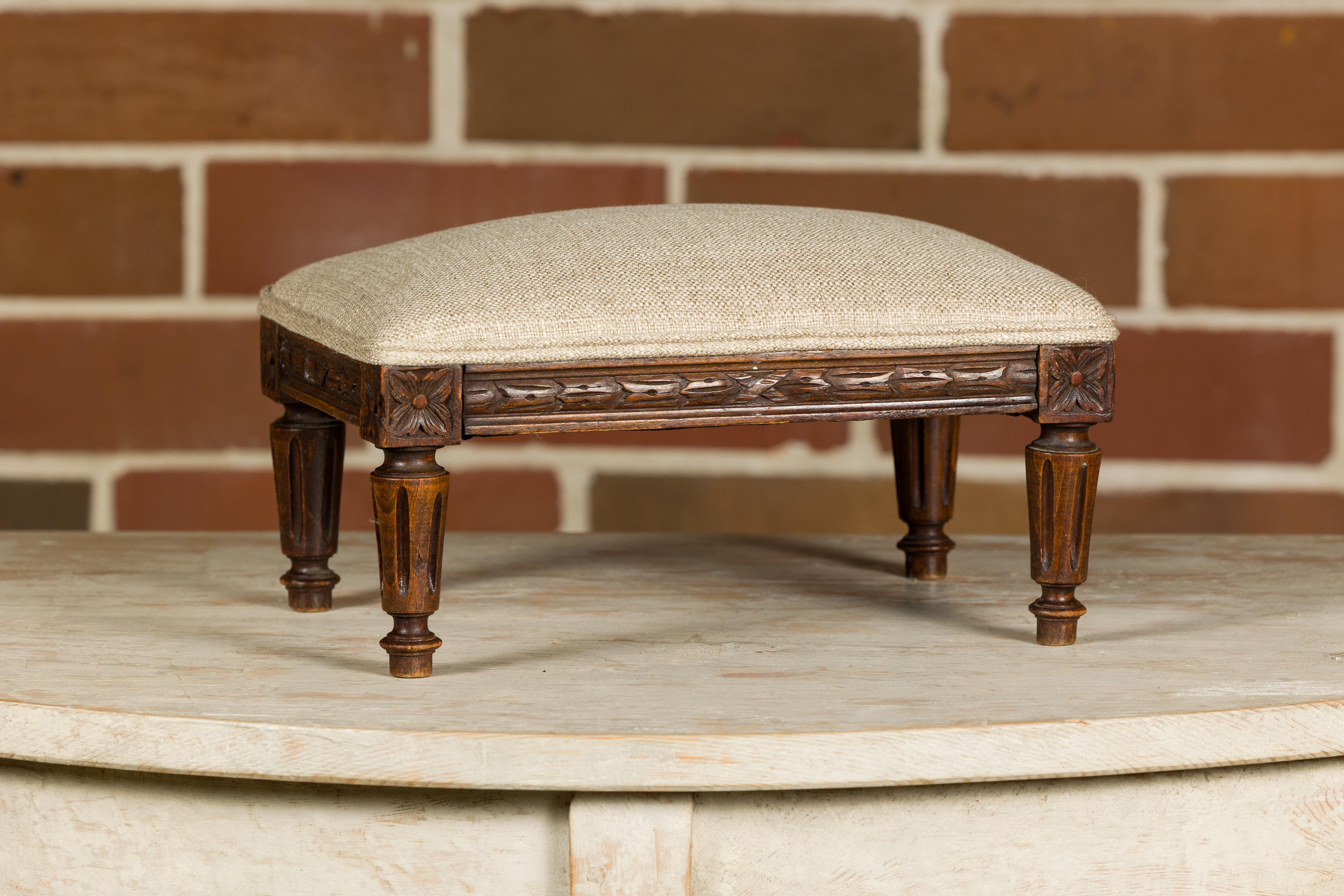 French Louis XVI Style 19th Century Footstool with Carved Décor and Fluted Legs For Sale 1