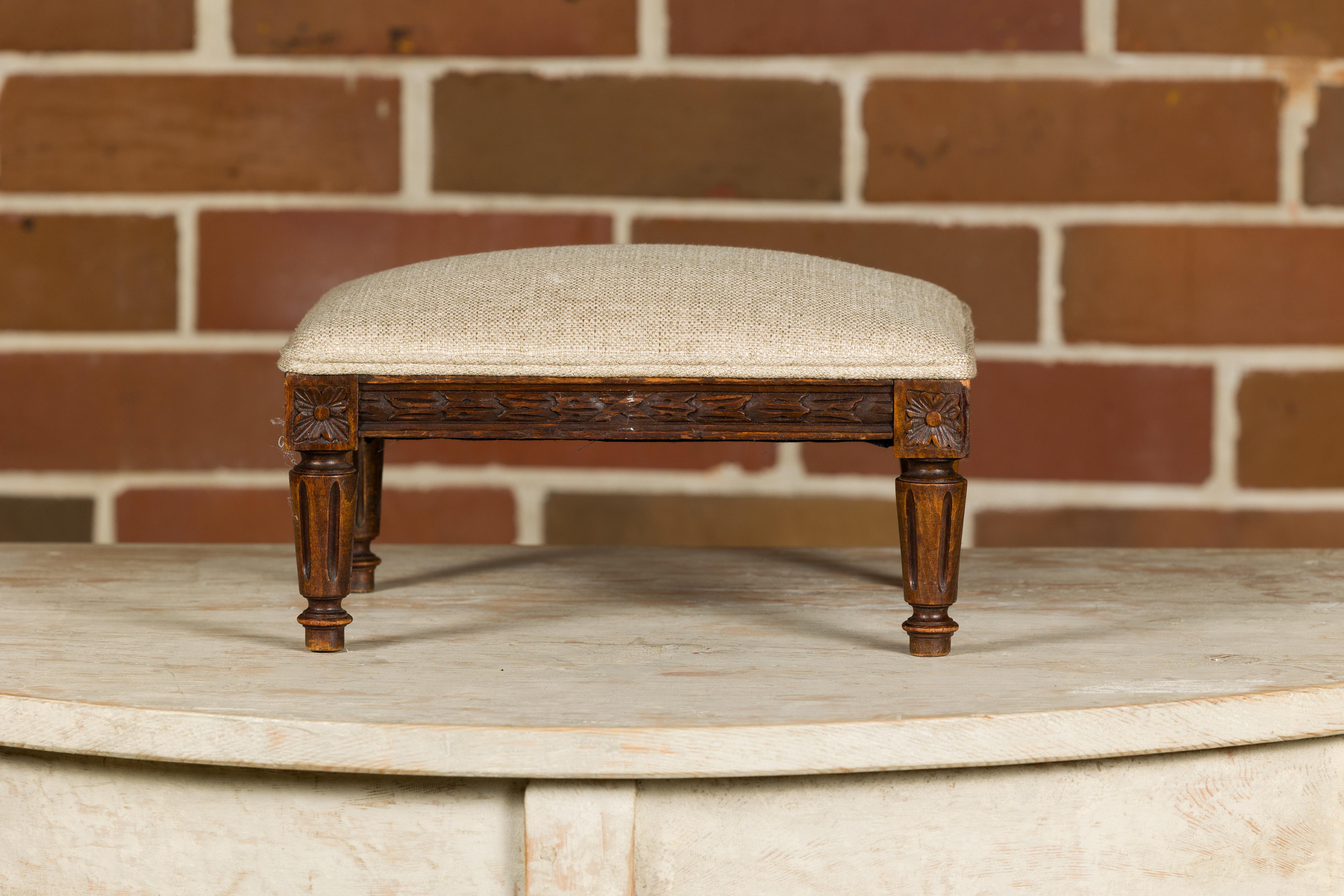 French Louis XVI Style 19th Century Footstool with Carved Décor and Fluted Legs For Sale 3