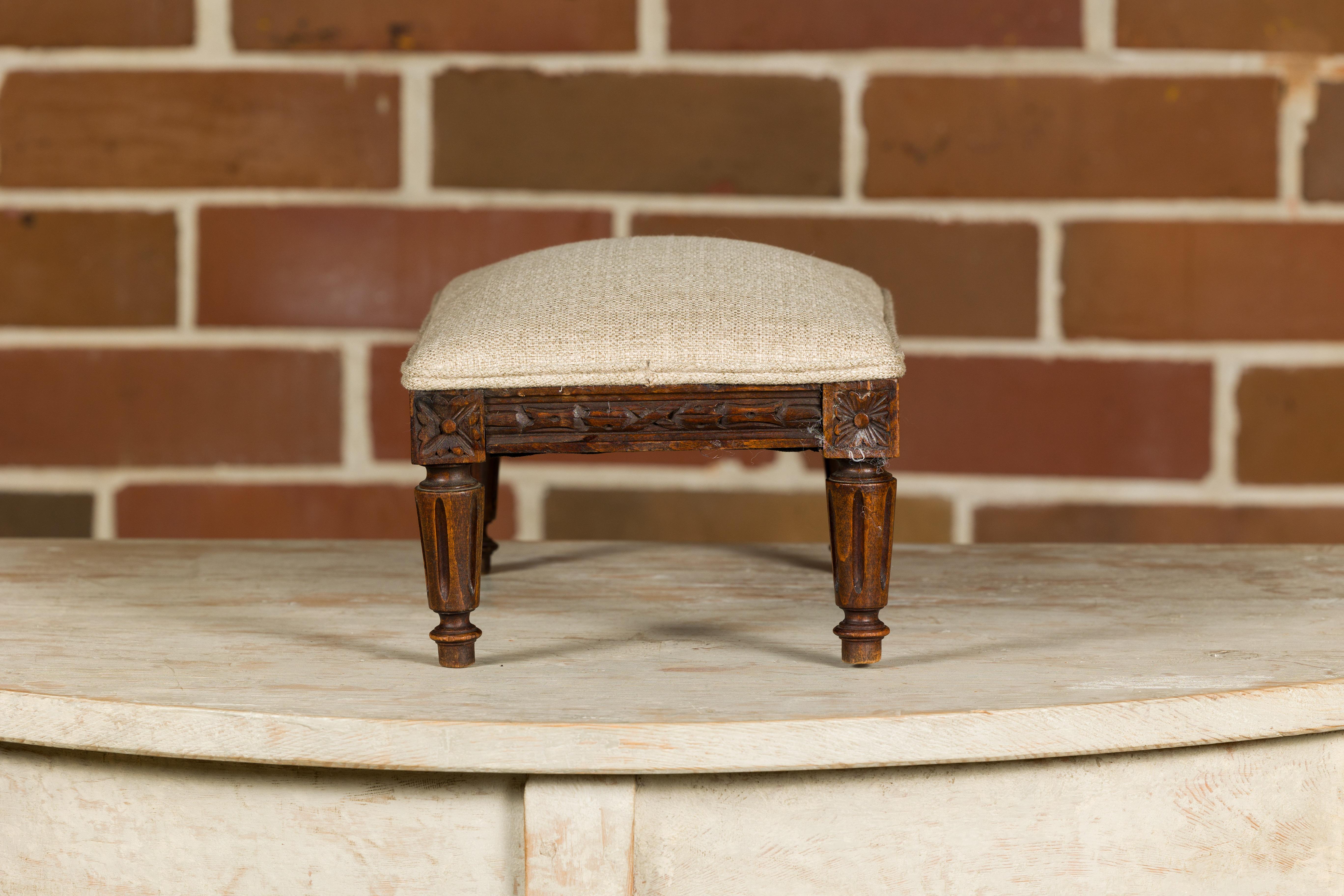 French Louis XVI Style 19th Century Footstool with Carved Décor and Fluted Legs For Sale 4