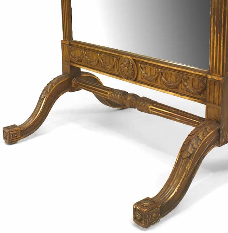 Francese Specchio chevale in legno dorato intagliato in stile Luigi XVI in vendita