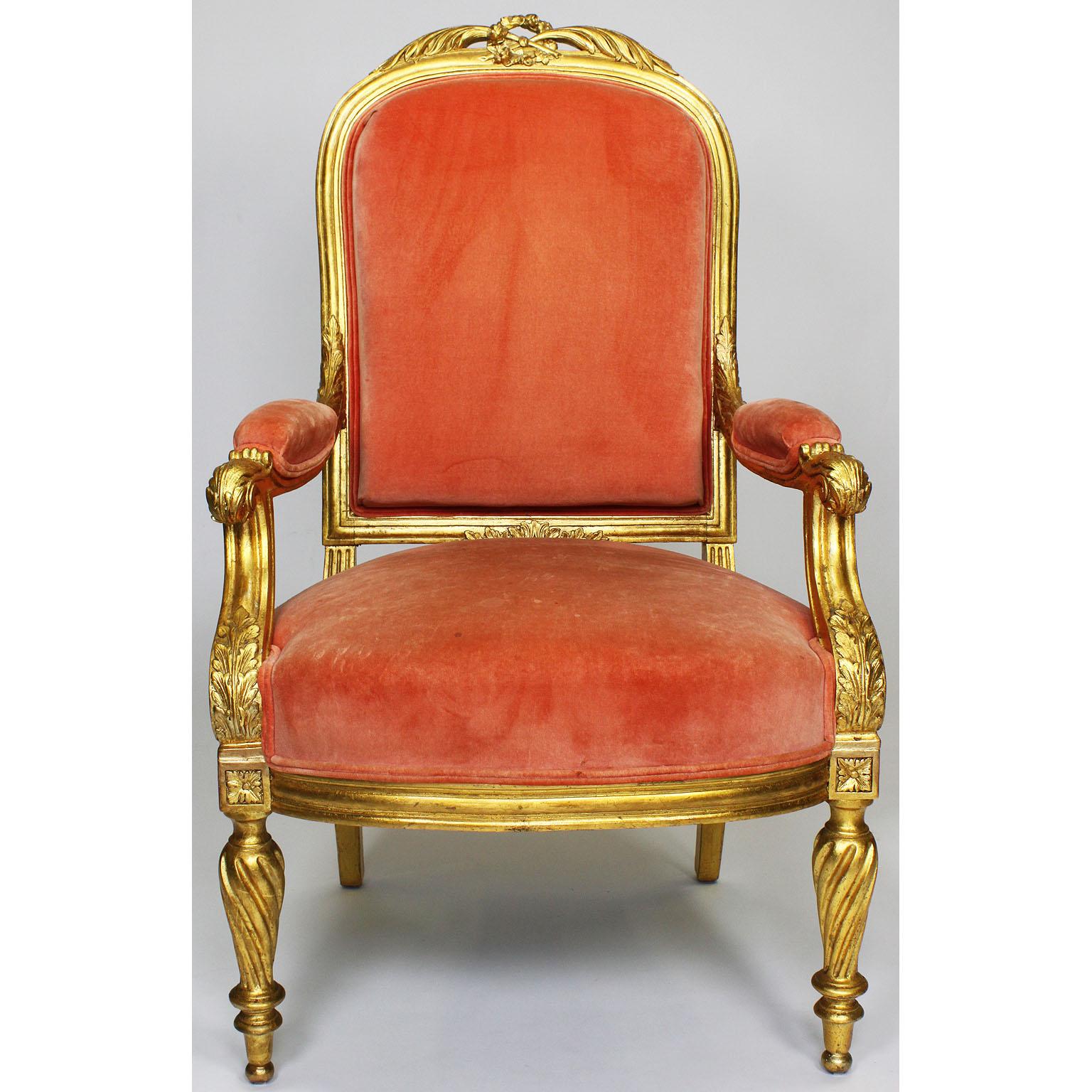 Suite de salon trois pièces en bois doré sculpté de style Louis XVI du 19ème siècle français Bon état - En vente à Los Angeles, CA