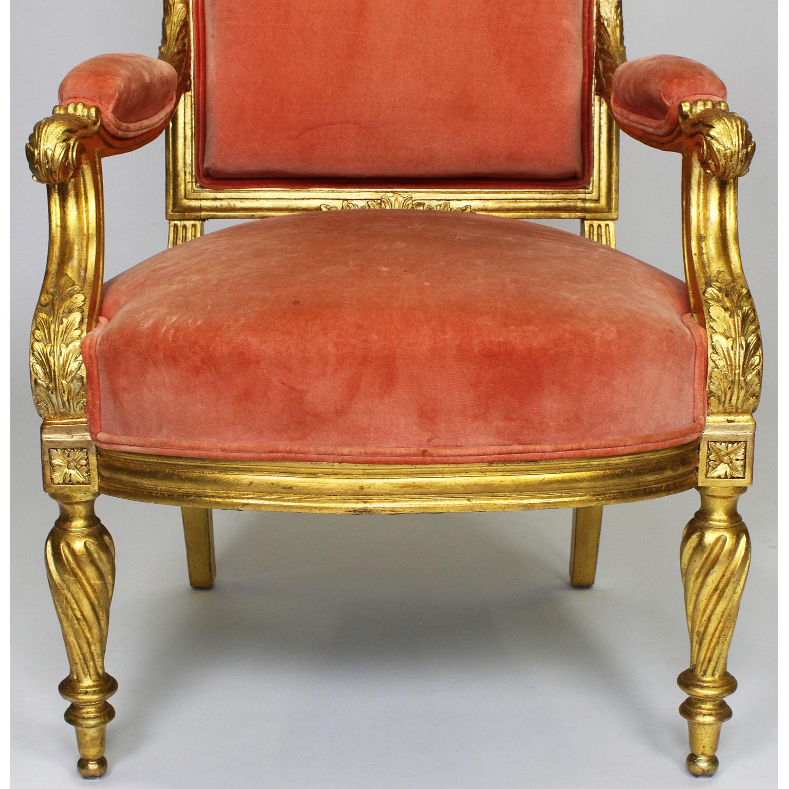 Dreiteilige geschnitzte Salon-Suite aus vergoldetem Holz im französischen Louis-XVI.-Stil des 19. Jahrhunderts (Stoff) im Angebot