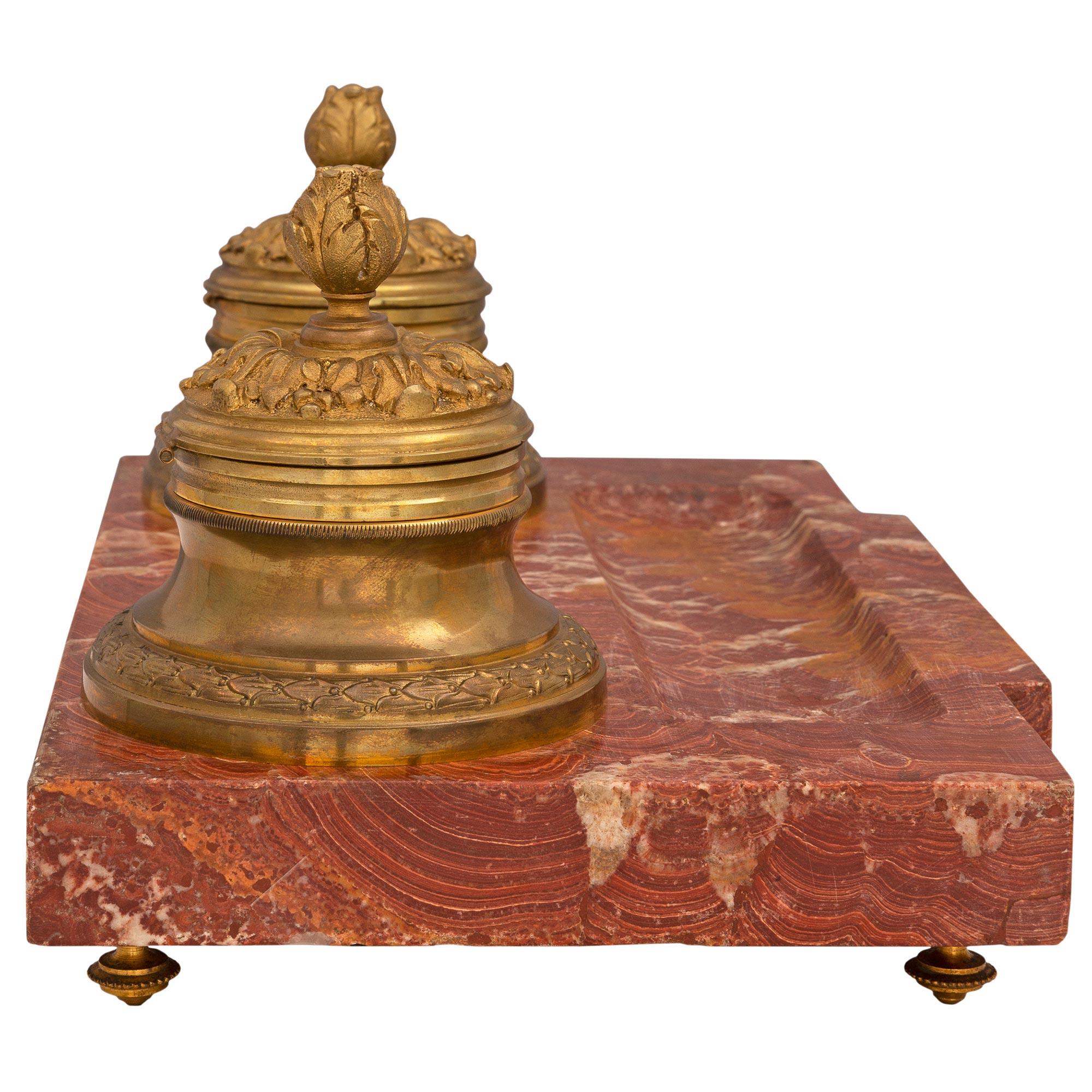 Français Encrier français de style Louis XVI du 19ème siècle en marbre et bronze doré en vente