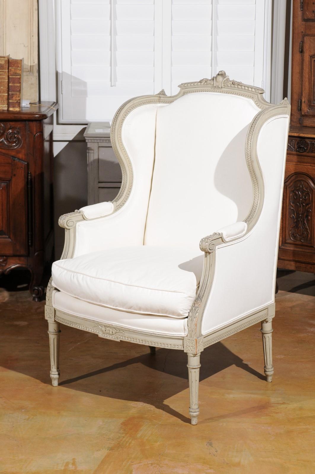 Französischer Louis XVI-Stil 19. Jahrhundert Gemalt und geschnitzt Wingback Bergère Stuhl im Angebot 4