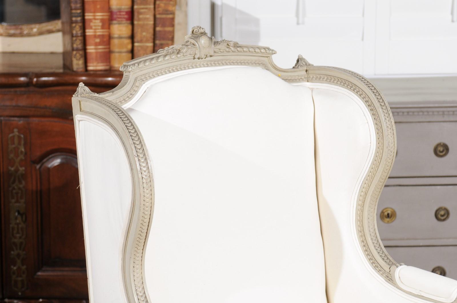 Französischer Louis XVI-Stil 19. Jahrhundert Gemalt und geschnitzt Wingback Bergère Stuhl im Zustand „Gut“ im Angebot in Atlanta, GA