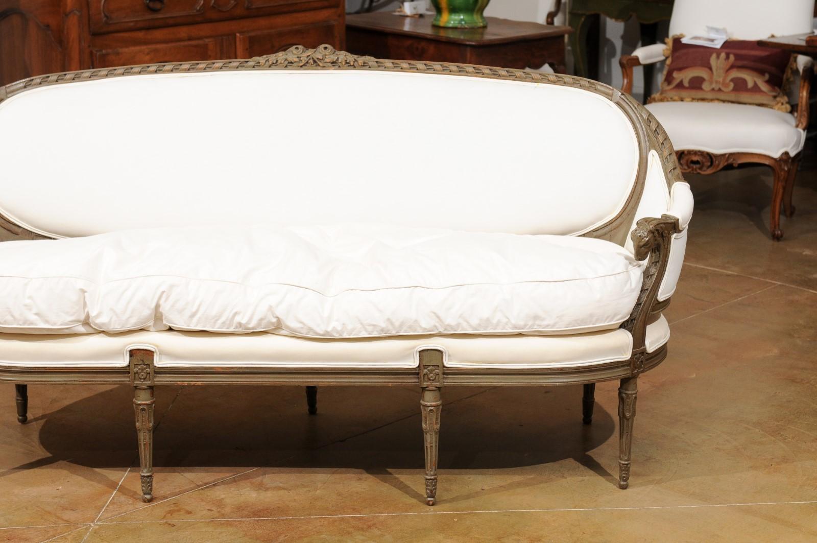 French Louis XVI Style 19th Century Painted and Upholstered Canapé en Corbeille In Good Condition In Atlanta, GA