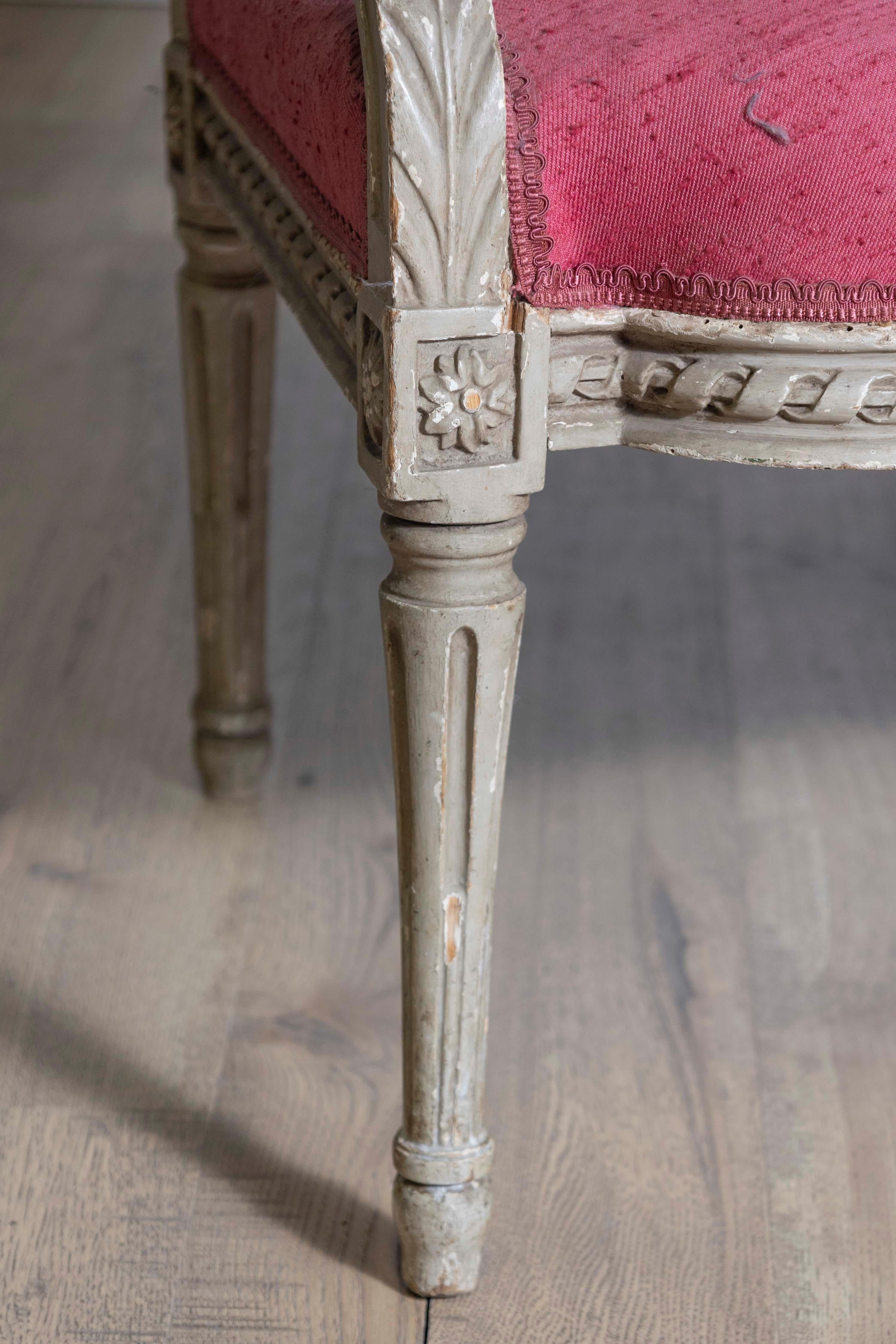 Fauteuil peint de style Louis XVI du 19ème siècle avec d'abondants décors sculptés en vente 3