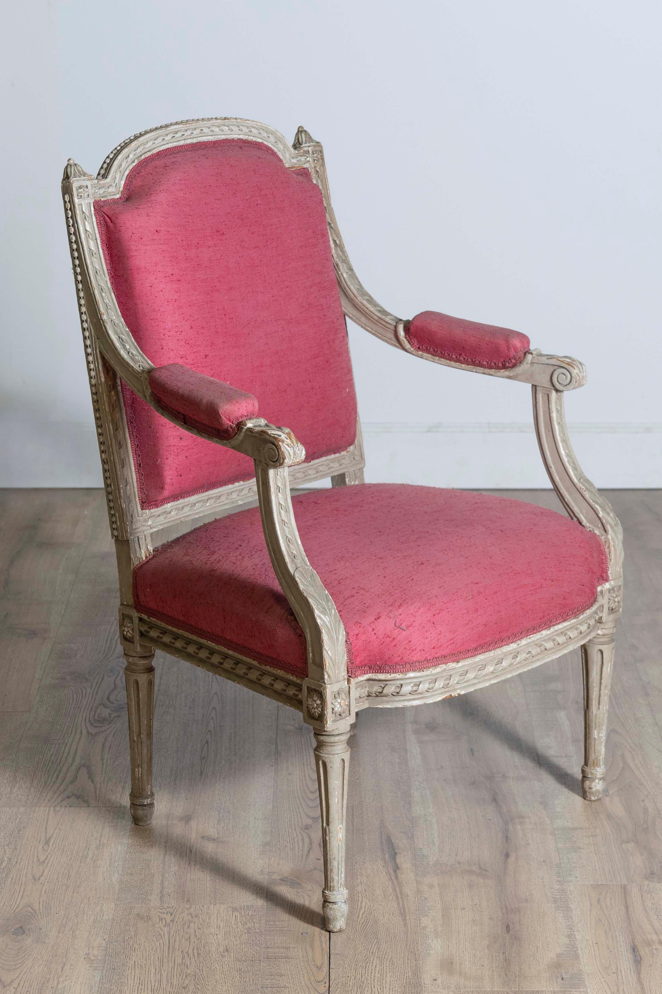Français Fauteuil peint de style Louis XVI du 19ème siècle avec d'abondants décors sculptés en vente