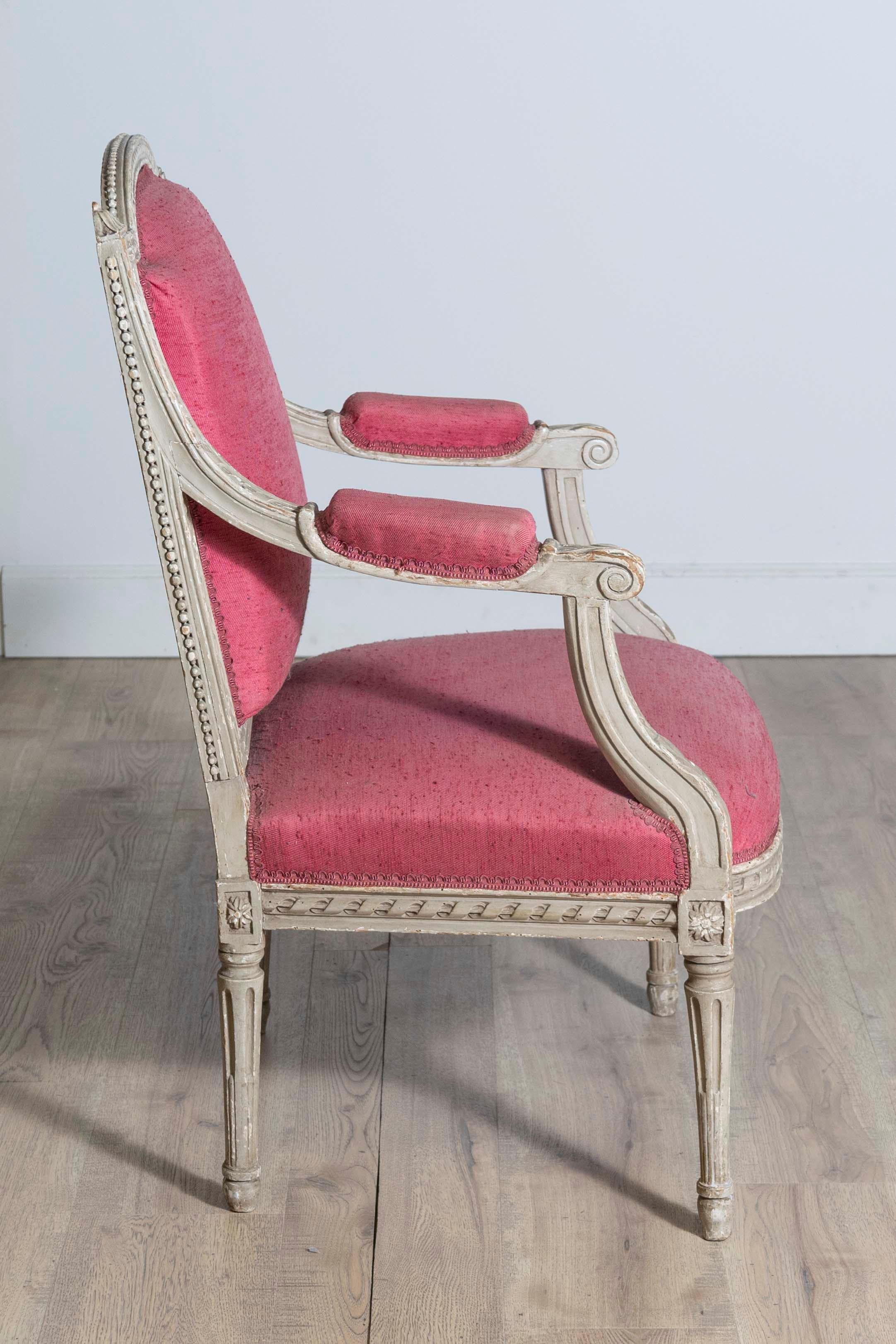 Sculpté Fauteuil peint de style Louis XVI du 19ème siècle avec d'abondants décors sculptés en vente