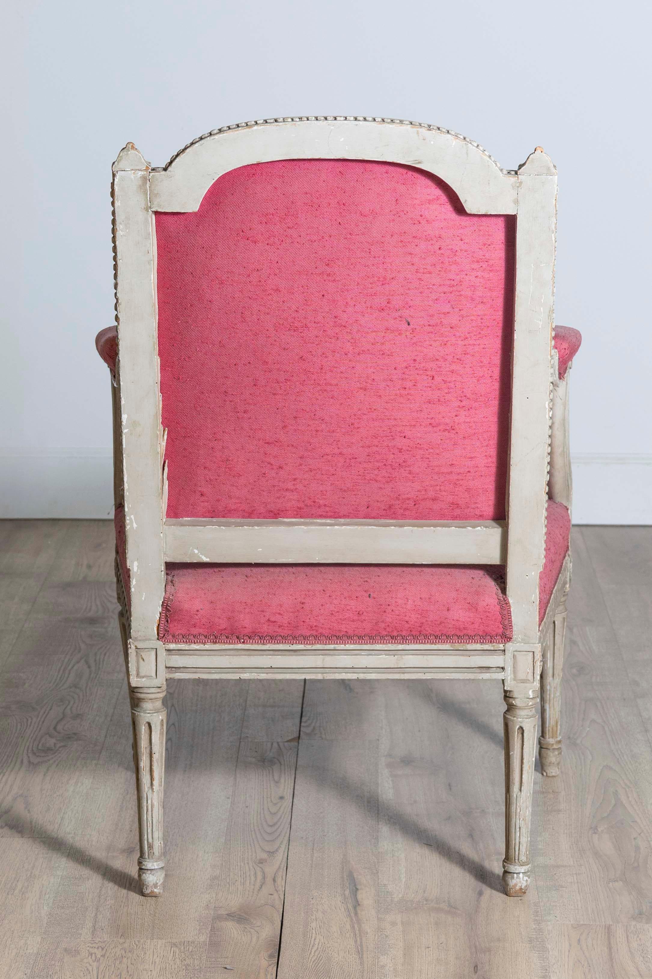 Fauteuil peint de style Louis XVI du 19ème siècle avec d'abondants décors sculptés Bon état - En vente à Atlanta, GA