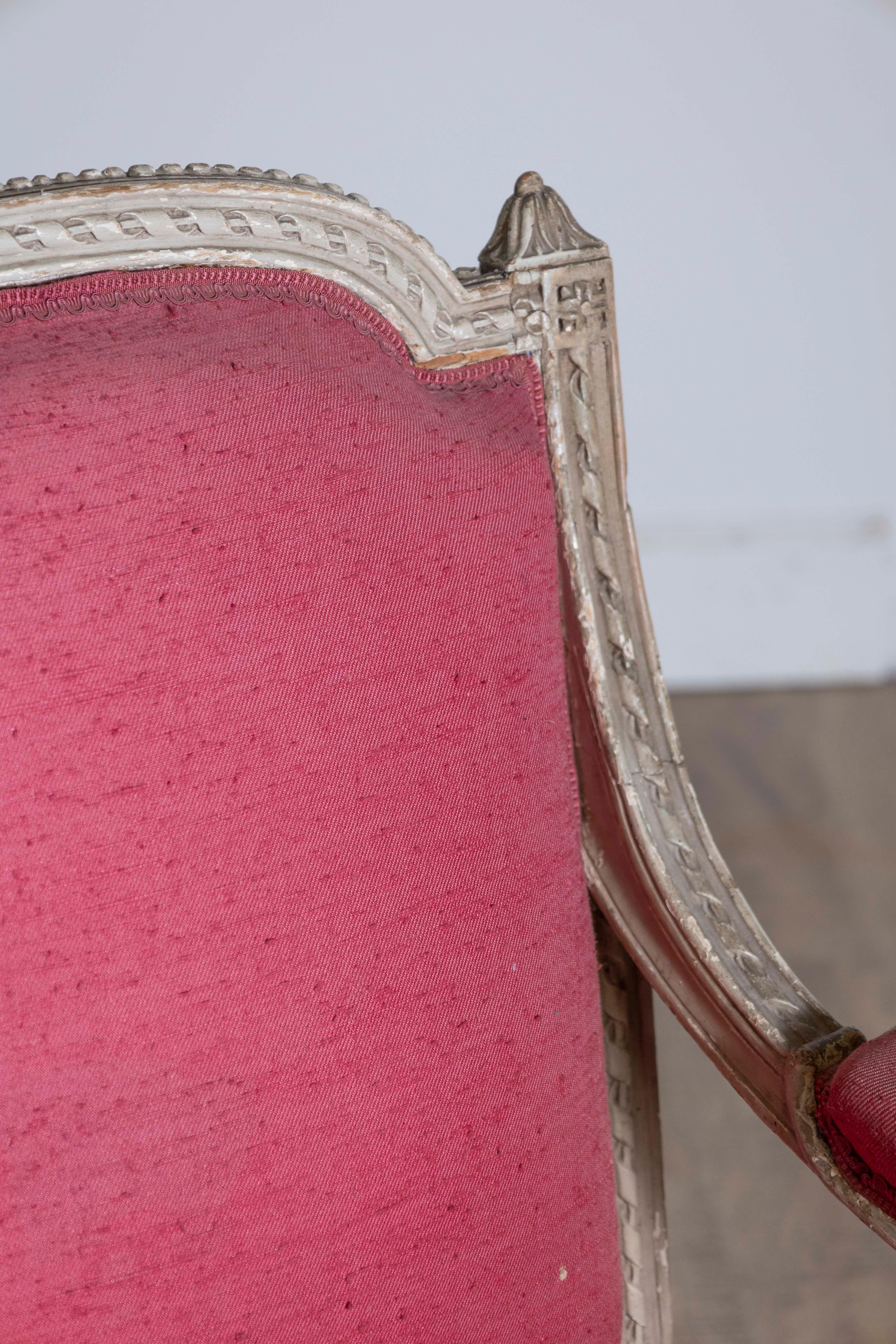 Tissu d'ameublement Fauteuil peint de style Louis XVI du 19ème siècle avec d'abondants décors sculptés en vente