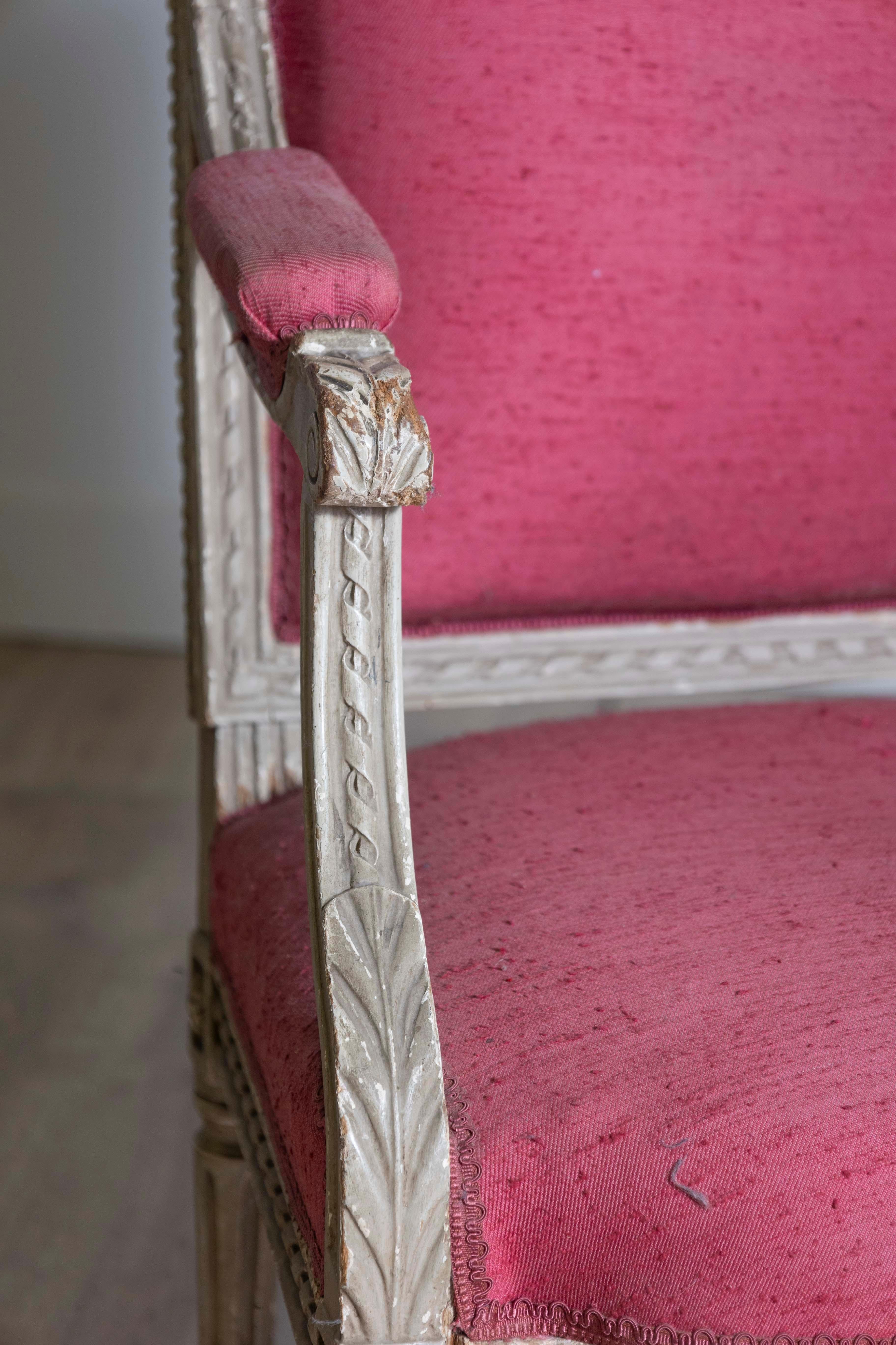 Fauteuil peint de style Louis XVI du 19ème siècle avec d'abondants décors sculptés en vente 2