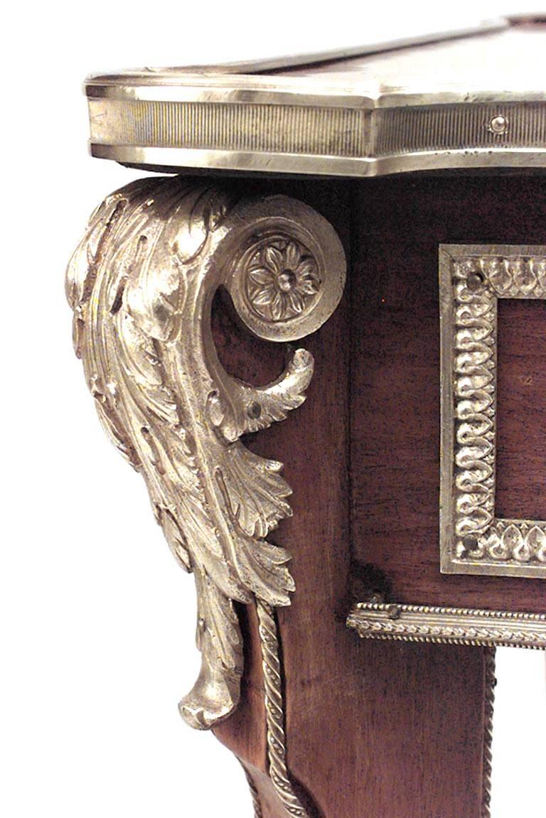 Bureau de table de style Louis XVI (XIXe siècle) en marqueterie de parquet avec garniture en bronze et tiroir unique.
