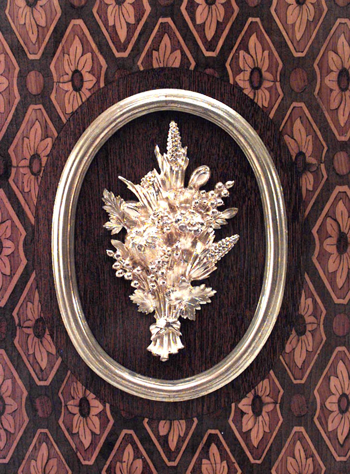Französisches Sideboard mit Intarsien im Louis-XVI.-Stil (Bronze) im Angebot