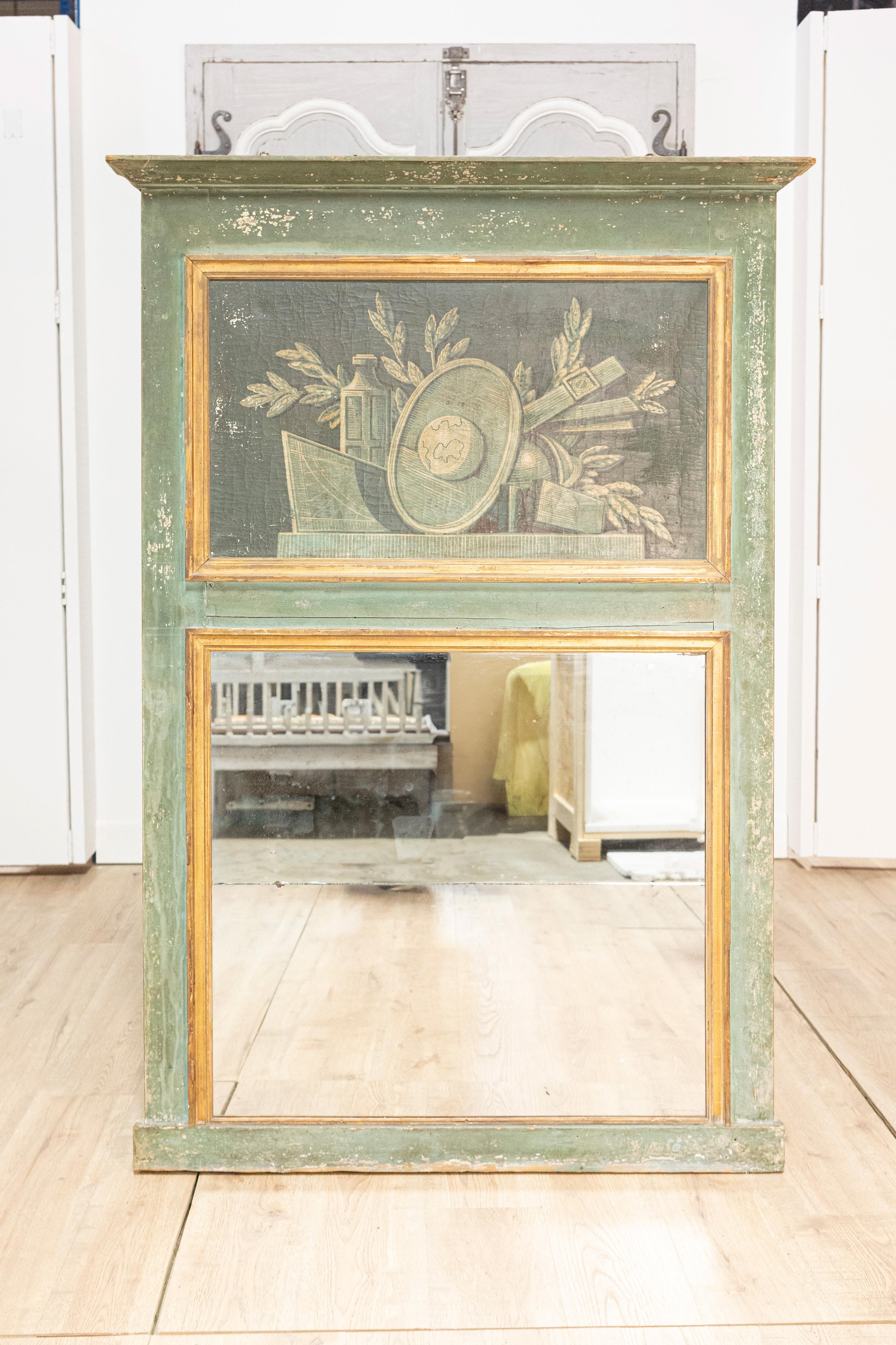 Miroir trumeau peint de style Louis XVI du XIXe siècle avec allégorie de la science. Cet exquis miroir trumeau peint de style Louis XVI français du XIXe siècle séduit par son élégance et ses motifs allégoriques célébrant les sciences naturelles. Le