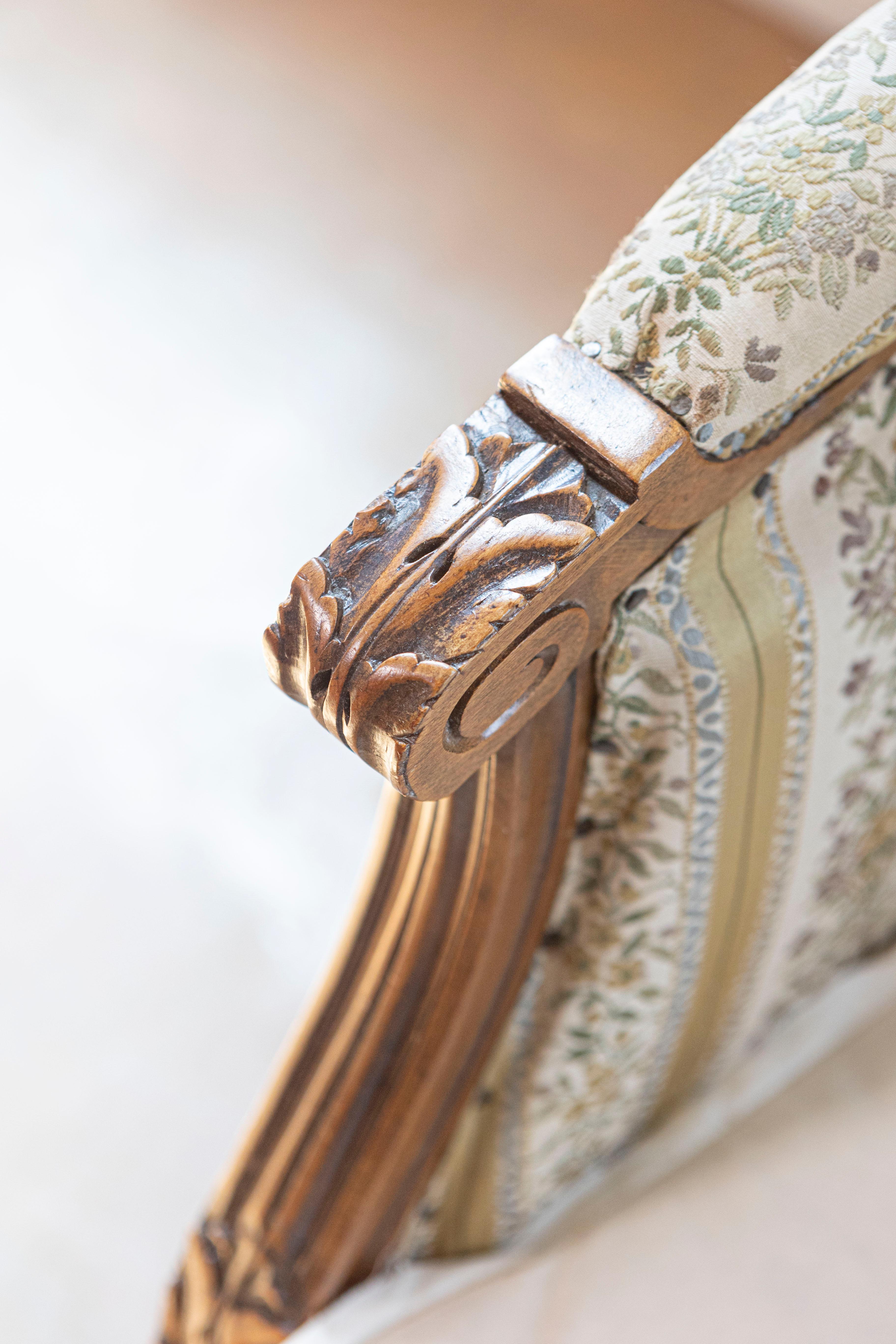 French Louis XVI Style 19th Century Walnut Bergère à Oreilles with Carved Roses For Sale 1